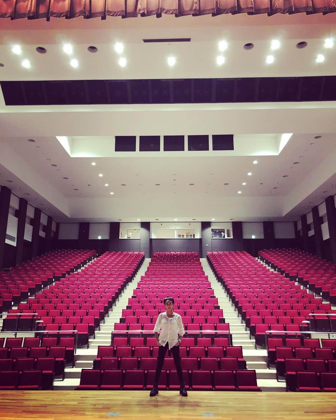 LOVEのインスタグラム：「相馬市民会館！向陽中学校、学年行事！  中学2年生( #今日ここライブ からの文房具を受け取ってくれた初年度のキッズ)と、中学1年生の学年行事として、コンサートを開いてくれました。先生方、保護者のみなさま、ありがとうございました。ほんとに。 「大きくなったね」と感慨深い気持ちでステージに上がったら。元気も元気、圧倒的、中学生たち！！😊 吸われた...エネルギー吸われた！笑  関西や関東のお客様達、歴代出演アーティスト、みんなからの気持ちは伝えたつもりですが、伝わりきったかなあ！？笑  でも元気でなによりですからね🙆‍♀️ 保護者の方々には、これまでのご縁とご尽力に敬意を込めて深々と頭を下げました、皆さまの終演後の笑顔にほっとしました。  嗚呼、なんで？ってくらい想い余って緊張したけど、盛り上がって良かった。  今日も全力やがな。  合唱曲「群青」を作られた、おだ先生が向陽中学校の音楽の先生。 SOMA BLUEでピアノ弾いてくださいました。ナイスセッションに感謝！  PS 「全国ビジュアル怖いけど心優しい先生選手権」がもしもあったら優勝候補かもしれない体育科のあきもと先生、お世話になりました！  #1000日の夏  #somablue」