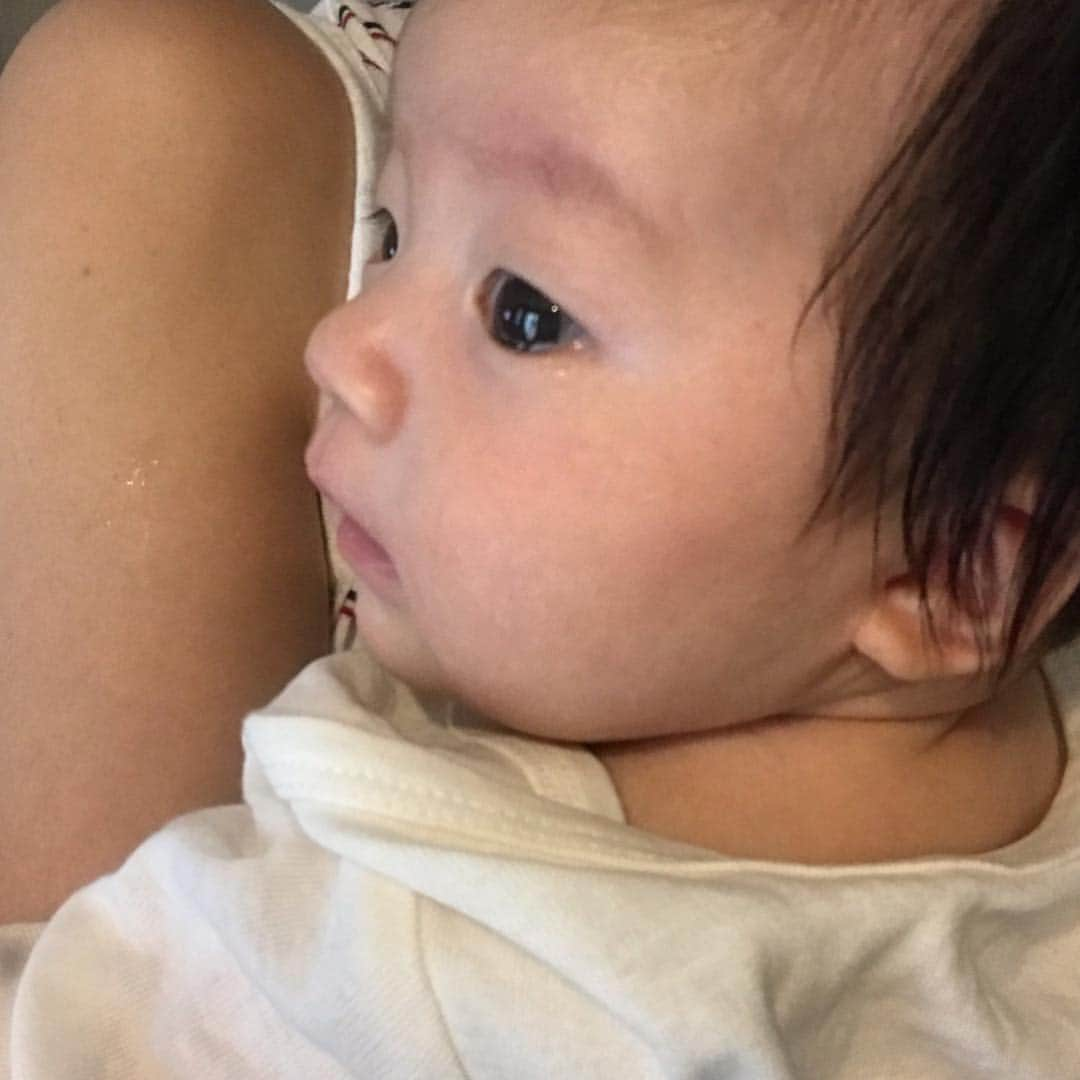 長谷川あやさんのインスタグラム写真 - (長谷川あやInstagram)「💉💉💉 #baby #happy #mama #乳児 #令和ベイビー #生後1ヶ月 #0歳 #ママリ #赤ちゃんのいる生活 #新米ママ #女の子ママ #小夏のいる生活 #スマイル育児 #予防接種 ・ ・ ・ 初の予防接種 （ヒブ＋小児用肺炎球菌＋ロタウイルス＋Ｂ型肝炎） ギャン泣きすると思いきや 先生の顔不思議そうに 見つめながらにこーって笑って おしまい😂‼️笑 そのまま爆睡😂‼️笑 ・ ロタのシロップも飲み物かのように ごっくごく飲んで先生も半笑いでした😂‼️笑 ・ 安心したのか おうち着いてからちょっぴり涙、、、 よくがんばったね😭💓」7月17日 16時14分 - ayasuke_0516