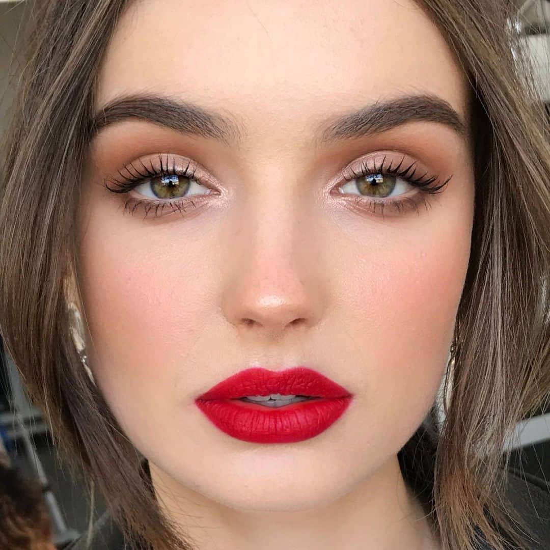 Ania Milczarczykのインスタグラム：「Some winter skin inspo from @nataliesole to try and get me through my new skin diet the naturopath put me on. Turns out I also have psoriasis to go with my zits, cute combo lol. Nearly died of a sugar withdraw last night and want to cry without grains (I also have to give up dairy but don’t care as much about that) DM or comment with your food/skin/health success stories to keep me motivated on this treacherous journey 🍫🍝🍔🍛🍜🍕🌯🥟🍪」