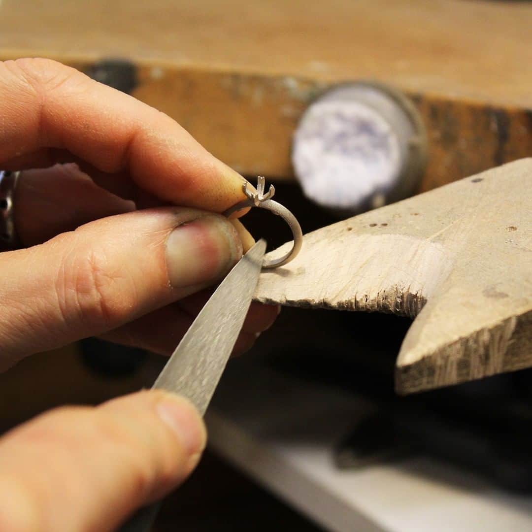 のインスタグラム：「We do love a sneak peek at the Bespoke designs being made in our workshop... . . #Bespoke #Handmade #AtTheBench #Ring #RingMaking #DesignedForYou #WhiteGold #MadeInLondon #BritishDesign #Jewellery #Jewelry #DowerAndHall」