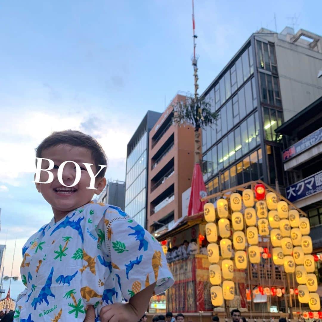 澤野井香里さんのインスタグラム写真 - (澤野井香里Instagram)「#京都の夏 と言えば#祇園祭 ✨﻿﻿ ﻿﻿ 昨日は家族で行ってきました╰(*´︶`*)╯♡ ﻿﻿ ﻿﻿ 迫力満点の大きな#鉾 に#コンチキチン の音が鳴り響いてすごい人‼️ ﻿﻿ ﻿ 前に幼稚園のお祭りでとった金魚を飼い出したので、今回もパパに『金魚欲しい〜＾＾』とおねだりすると、周りの子供より必死になって粘り強く頑張るパパ👱🏻‍♂️😂 ﻿ ﻿ 最後は円屋の焼鳥で〆＾＾ ﻿ ﻿ ベビーカーもないし小さな子供2人連れてはなかなか大変だけど、屋台で食べ歩きしたり、娘も初めてお祭りに連れてきてあげられて子供達の笑顔が見れて楽しかった✨ ﻿﻿ ﻿﻿ #ks_kyoto✨ #ks_19✨ #西谷鉾 #月鉾 #京都ママ #関西ママ #男の子ママ #女の子ママ #ママライフ #ママリ #コドモノ #ベビフル #赤ちゃんのいる生活 #S⭐️_ #M🍒_  #S⭐️M🍒」7月17日 16時21分 - kaori_sawanoi