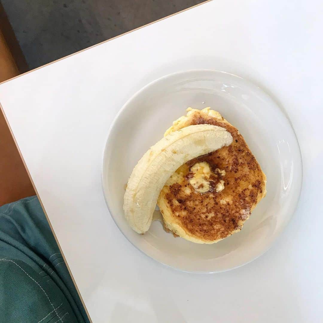中島咲季のインスタグラム：「1枚ちょっとでお腹ぱんぱんぱん🥞 . . 上にちょこんと乗ってるはちみつバター好きすぎる🍯 #ricottacheesecake #pancakes #banana #bills」