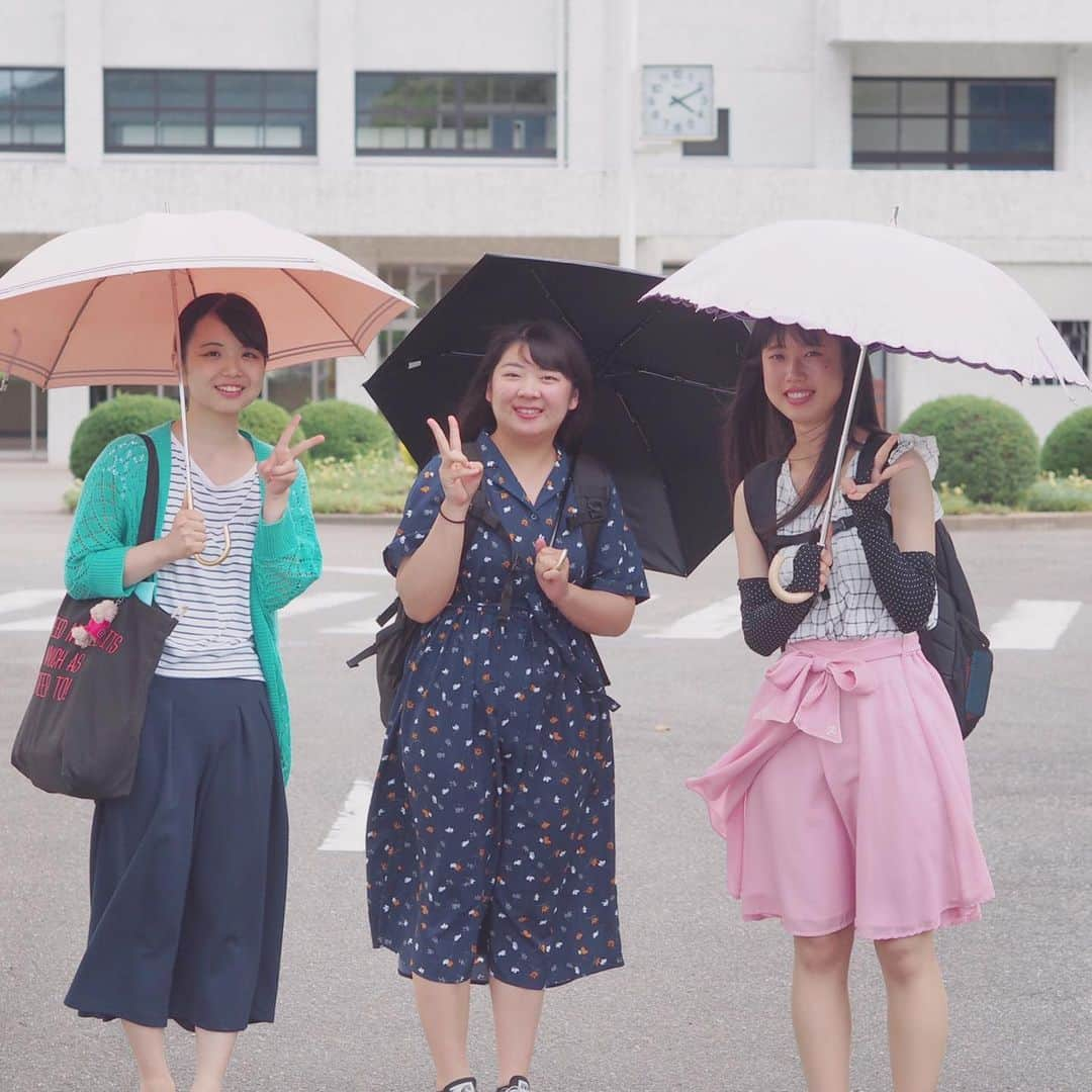 福岡女子短期大学さんのインスタグラム写真 - (福岡女子短期大学Instagram)「@放課後 先日、放課後のキャンパス🎀でカメラに気づいてくれた🎹音楽科🎷の学生さん🌱撮影させていただきました😆😁😄 . #福岡女子短期大学 #福女短 #福女短スナップ #何気ない瞬間を残したい #スナップ #スナップ写真 #ストリートスナップ #その瞬間に物語を #幸せな瞬間をもっと世界に #何気ない瞬間を残したい #キャンパス #大学生 #l4l #フォロー #お写んぽ #カメラ散歩 #ファインダー越しの私の世界 #オシャレ #コーデ #夏コーデ #キリトリセカイ #デジタルでフィルムを再現したい #tシャツコーデ #bff #bff👭 #bf #bffs#放課後 . ========[ 資料請求 ]======== ． 新しい福岡女子短期大学の資料請求（2020大学案内📕）を無料送付中です。本学ホームページ📲からお気軽に申し込みください🌟 . 子ども学科/健康栄養学科 音楽科/文化教養学科 ． 福岡女子短期大学 住所：‪‪‪‪福岡県太宰府市五条四丁目16番‬1号‬‬‬ tel：‪‪‪092-922-4034‬‬‬（代表） . =======================」7月17日 16時27分 - fukuoka_wjc