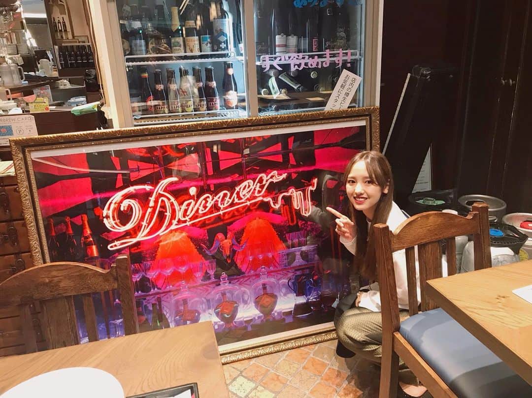 飯窪春菜のインスタグラム：「🍔🍴🍺🥧 ・ ・ 先日の南波志帆さんとのデート、一番の目的は映画「Diner ダイナー」のコラボカフェに行くことでした☺️ 試写に2人で行っていたのです〜🌼 残念ながらボンベロのハンバーガーは完売していたのですが、スキンのスフレは食べられました💓  世界中の色々なビールを取り扱っているお店だったのでそちらも楽しみましたあー(*´꒳`*) ・ ・ ・  #diner  #食べたのはlunch ふふ #ダイナー  #コラボ  #南波志帆 さん #はるなの毎日  #飯窪ってる」