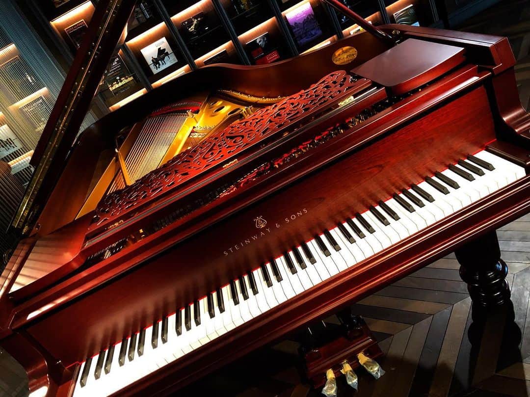 森本麻衣のインスタグラム：「beautiful🎹✨ . . . . #steinway #steinwayandsons#piano#pianist#tokyo#grandpiano#🎹 #スタインウェイ#スタインウェイアンドサンズ東京 #ピアノ#グランドピアノ#マホガニー#🎵」