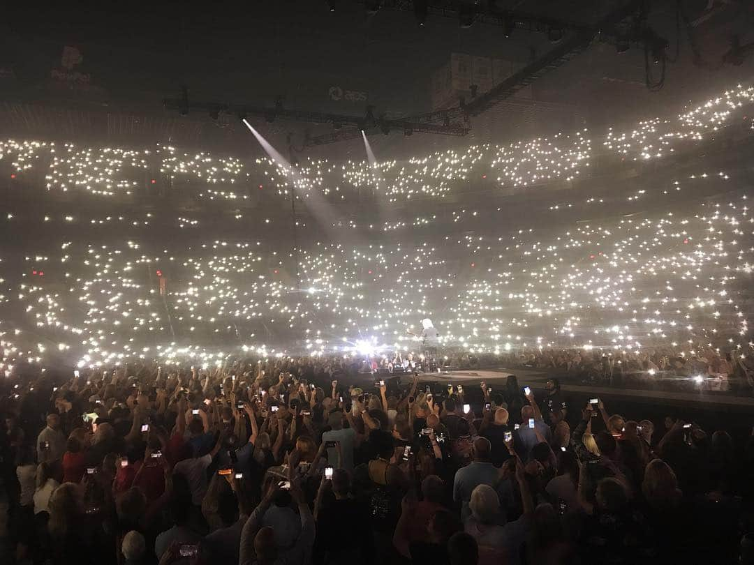 ブライアン・メイさんのインスタグラム写真 - (ブライアン・メイInstagram)「Monumental ! Phoenix Arizona tonight.  That was a beautiful night from where I was standing. Best yet on this tour, as we start to really lock in to the new format and set-list, and the sound of the room was great, and the response from the audience particularly inspiring. I honestly felt I played my rear end off - and I don’t often say this !! Thanks Phoenix !! Monumental !! This is you guys (and me!) in Love of my Life.  Sweet dreams all - Bri 💥💥💥💥 Photo by Mallers.」7月17日 16時52分 - brianmayforreal