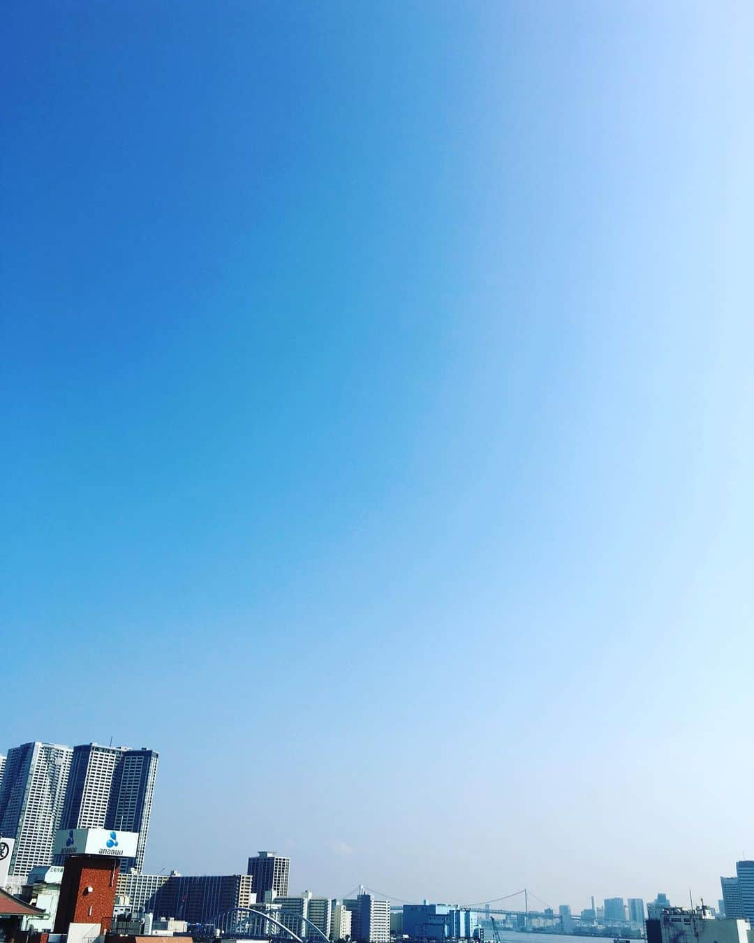 西川忠志さんのインスタグラム写真 - (西川忠志Instagram)「快晴  東京は久し振りの青空です！ というか20日振り快晴の様で、 僕が東京へ来たのが６月末ですので 今日は7月17日！ ということは今回の東京滞在で初めての快晴！  気持ちいーい⭐️😃‼️ 太陽の恵みを改めて感じます！ 感謝  #東京 #快晴 #青空 #きもちいい  #気持ちいい #太陽の恵み #空  #太陽 #感謝 #吉本新喜劇 #よしもと新喜劇 #西川忠志 #天気」7月17日 16時57分 - nishikawa_tada