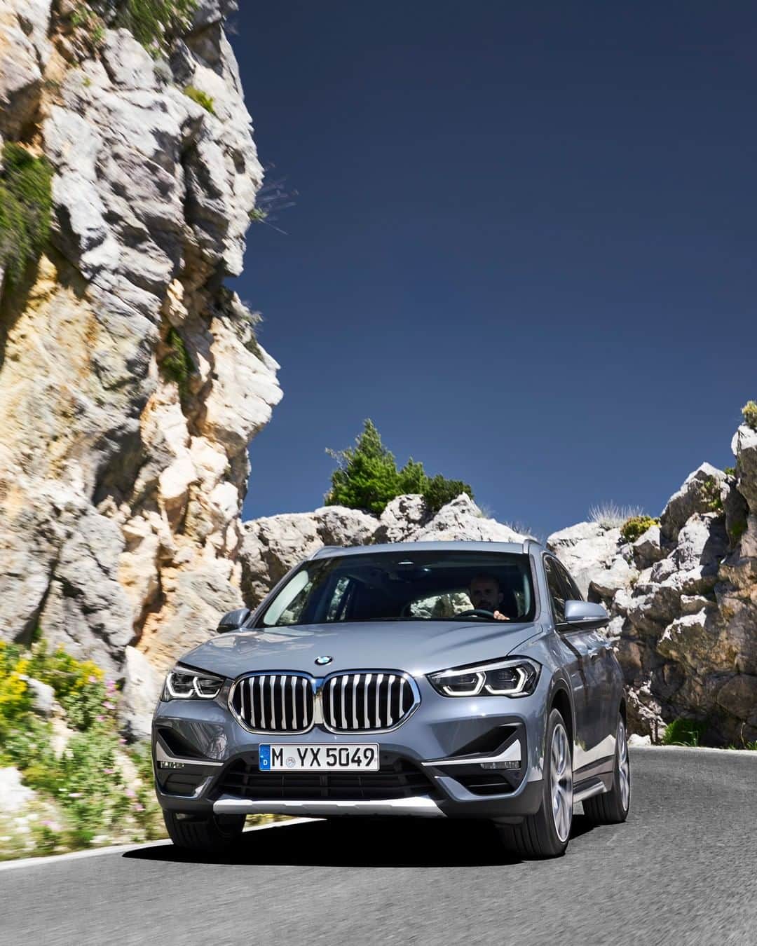 BMWのインスタグラム：「🥇 🏔️ 🛣️ The new BMW X1. #TheX1 #BMW #X1 #worldemojiday」