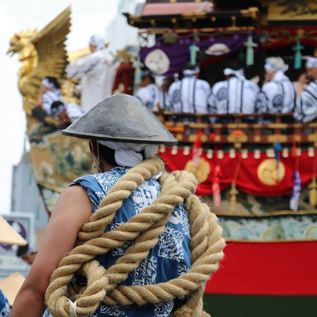 Gekkeikan Sake Officialさんのインスタグラム写真 - (Gekkeikan Sake OfficialInstagram)「. ----- The Gion Festival ----- The floats parade through major Kyoto streets via Shijo-Kawaramachi, Kawaramachi-Oike, Shinmachi-Oike, and Shijo-Shinmachi. Tsuji-mawashi is performed, in which the floats are rotated 90 degrees at each street corner. . #gionmatsuri #gionfestival #festival #yamahoko #float #floats #summer #japan #kyoto #gekkeikan #gekkeikansake #sake #japanesesake #ricewine #sakegram #祇園祭 #山鉾 #山鉾巡行 #夏祭 #京都 #月桂冠 #日本酒 #清酒」7月17日 17時00分 - gekkeikansake