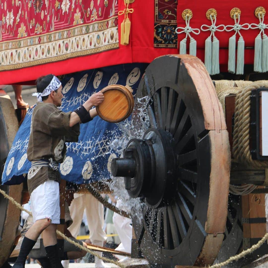 Gekkeikan Sake Officialさんのインスタグラム写真 - (Gekkeikan Sake OfficialInstagram)「. ----- The Gion Festival ----- Strips of bamboo, wetted to decrease friction, are laid down to make it easy for the wheels to slide and turn. Gekkeikan assists by serving as the “Water Bearer” for  this task. We draw water from barrels prepared on the northwest corner of Shijo-Kawaramachi, and supply it to the float pullers. . #gionmatsuri #gionfestival #festival #yamahoko #float #floats #summer #japan #kyoto #gekkeikan #gekkeikansake #sake #japanesesake #ricewine #sakegram #祇園祭 #山鉾 #山鉾巡行 #夏祭 #京都 #月桂冠 #日本酒 #清酒」7月17日 17時00分 - gekkeikansake