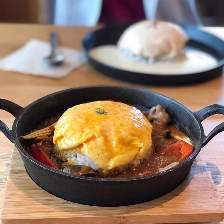 aumoグルメさんのインスタグラム写真 - (aumoグルメInstagram)「. ❤︎🍅夏野菜のスパイシーカレーオムライス🥚❤︎ . ふわっふわのオムライスの周りには 夏野菜たっぷりのスパイシーカレー😋 食欲をそそる一品ですね🎶 . 写真提供 : @macron1117 さん﻿﻿ 素敵なお写真をありがとうございました♡﻿﻿ .﻿﻿ . 店名：『たまご農家のキッチン レシピヲ』 ぜひ訪れてみてくださいね。 . . あなたが撮影したベストグルメpicに﻿﻿ 「#aumo」を付けて教えて下さいっ☺︎﻿﻿﻿ あなたの投稿が紹介されるかも♪﻿﻿﻿ . aumoアプリは毎日配信！おでかけや最新グルメなどaumo読者が気になる情報が満載♡﻿﻿ ダウンロードはプロフィールのURLから✔︎﻿ (iPhone&Android版) . #レシピヲ#たまご農家#たまご農家のキッチンレシピヲ#オムライス巡り#オムライス好き#オムライス部#夏野菜カレー#スパイシーカレー#愛知グルメ#常滑ランチ#ランチ🍴#グルメ女子#グルメ巡り#グルメな人と繋がりたい#グルメ好きな人と繋がりたい#도쿄여행#도쿄맛집」7月17日 17時00分 - aumo_gourmet