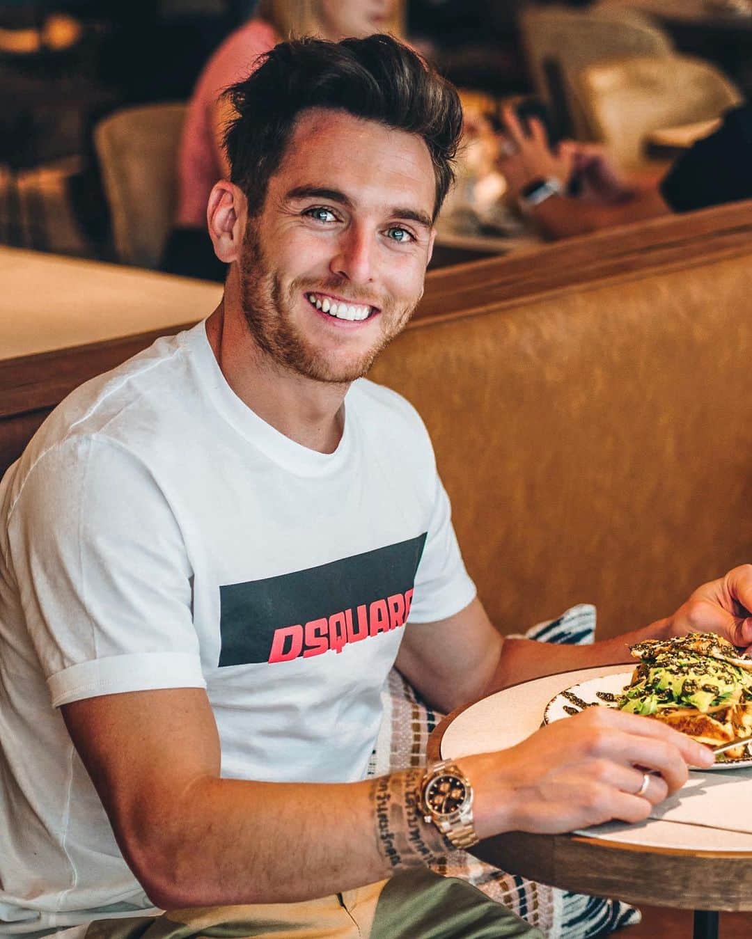 イバイ・ゴメスのインスタグラム：「Siempre deseamos salud para familiares, amigos, allegados y demás. La nutrición es una de las claves para conseguirlo. Uno de los objetivos que tenemos en @nakedandsated es hacer ver que es posible comer de forma saludable y disfrutar del sabor de las comidas. 🤤 ¡Qué ganas tengo de que lleguemos a Bilbao!🙈 ¿Y vosotros/as? 😬🤔 ¡De momento, seguiré con infinitas ganas de viajar a Madrid! ☺️ #comesinremordimientos」