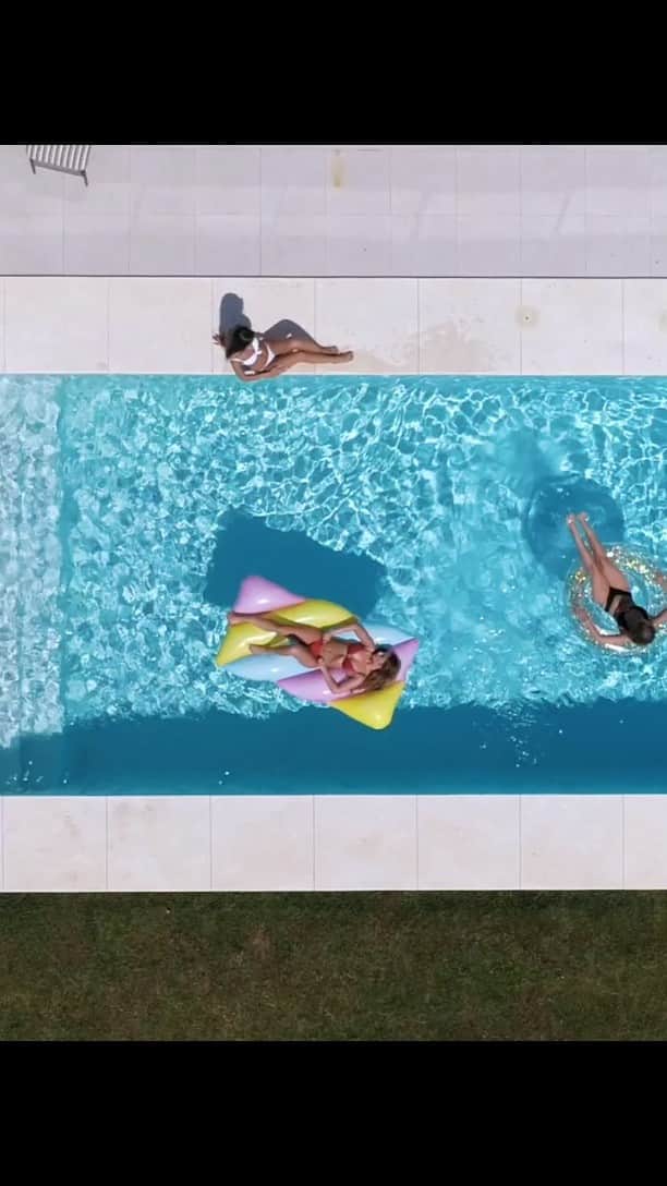のインスタグラム：「By watching the official music video of @ dannyavila's 'Good Times' you'll surely long for a sunny summer day full of partying with friends, great music and lots of booze! ☀️ #officialvideo #officialmusicvideo #dannyavila #goodtimes #igtv」