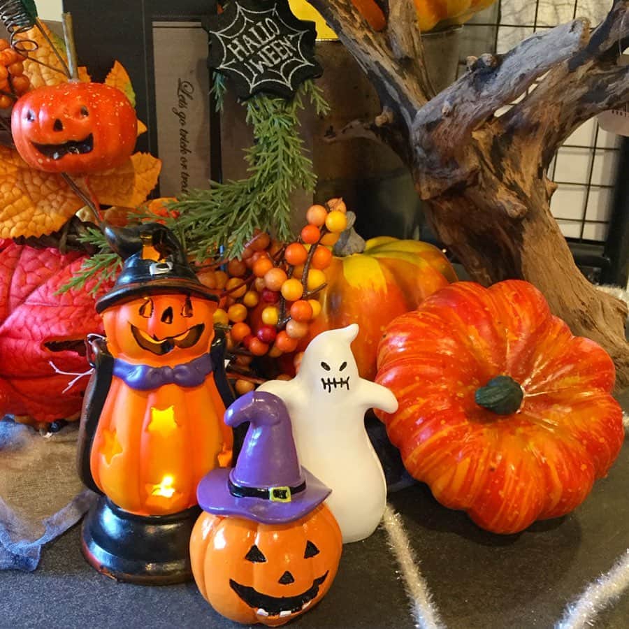 のインスタグラム：「1階ではハロウィン商品が多数入荷致しました🎃 夏本番はこれから…ですが、そろそろハロウィンの準備を始められる方も多いのではないでしょうか？  大きな置物かぼちゃから、かぼちゃのランタンやアレンジメントに便利なピックなどが揃っております！ 大量注文も承っておりますのでお気軽にお問い合わせくださいませ🌟 ・ ・ 只今インスタグラムフォトコンテスト〜夏〜開催中です！！ ・ ハッシュタグ「 #ydmフォトコン四季2019夏 」をつけて、花のあるディスプレイ写真を投稿してください🌷 ・ ・ #横浜ディスプレイミュージアム #株式会社ポピー #横浜 #ディスプレイ #アーティフィシャルフラワー #フラワーアレンジメント #フラワーデザイン #インテリア雑貨 #インテリア #インテリアコーディネート #装飾 #デコレーション #ハロウィン #ハロウィン雑貨 #yokohama #halloween」