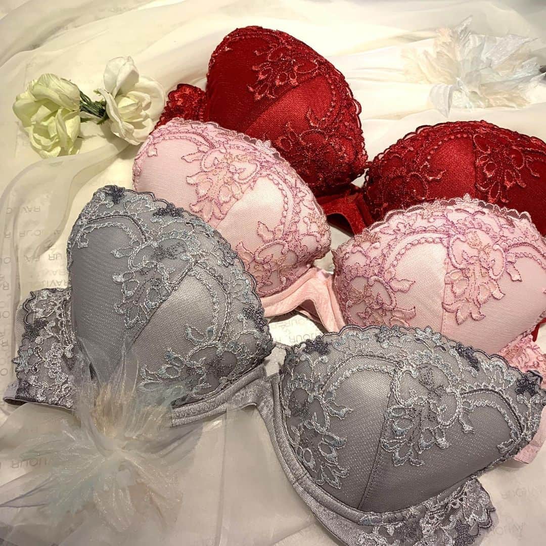 Ravijour札幌4丁目プラザ店のインスタグラム：「#comingsoon  7月19日から発売の新作商品💕 刺繍がめちゃくちゃに可愛いランジェリー❤️ お色は三色のRED.PINK.GLAY💫 詳しくはblog更新しました❣️ TOPのURLから飛んでください！ #ラヴィジュール #ravijourstaff  #ravijoursapporo  #ravijourofficial」