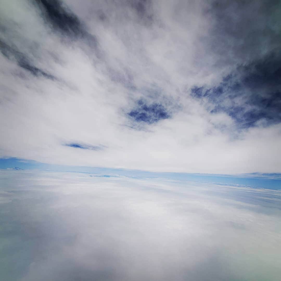 中島亜梨沙のインスタグラム：「タイムワープできそう☁️ . #雲と雲のあいだ #飛行機からの景色」