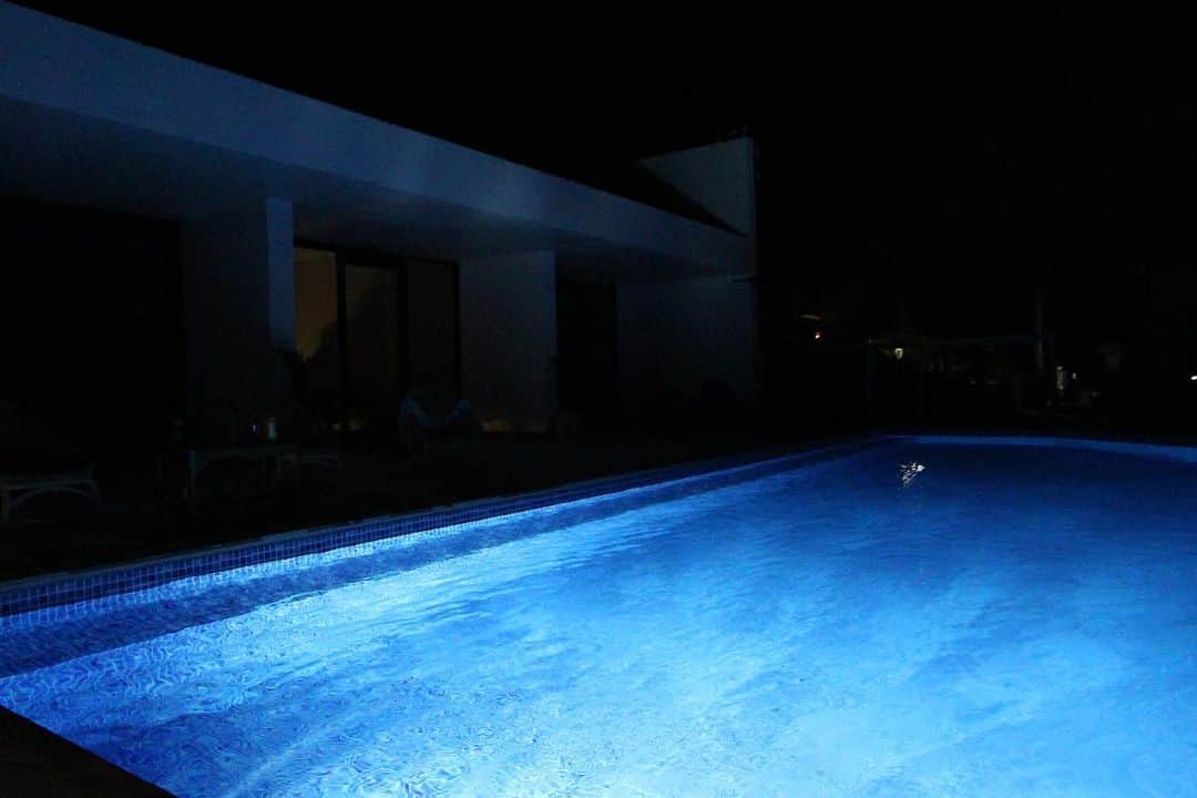 はねゆりのインスタグラム：「Bule Suites HANAMURO🏝﻿ ﻿ 夜のプール👙✨﻿ ﻿ ﻿ 夜でも慶良間ブルーといった感じ﻿ 足だけチャポチャポしながら飲むのも最高✨﻿ ﻿ ﻿ 月や星空を眺めながら泳ぐ贅沢❤️﻿ ﻿ お客様がいなかったので﻿ スタッフでプール遊びしました🎵﻿ ﻿ Photo by @piiiiin.5 ﻿ #akaisland﻿ #kerama﻿ #okinawa﻿ #阿嘉島﻿ #慶良間諸島﻿ #HANAMURO﻿ #ハナムロ」