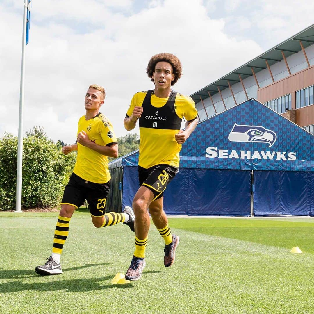 ボルシア・ドルトムントさんのインスタグラム写真 - (ボルシア・ドルトムントInstagram)「⚽️ instead of 🏈! Thanks for having US, @seahawks!  #bvbusa #bvb09 #bvb #usa #borussiadortmund #seahawks #seattle #🇺🇸 #💛」7月17日 17時05分 - bvb09