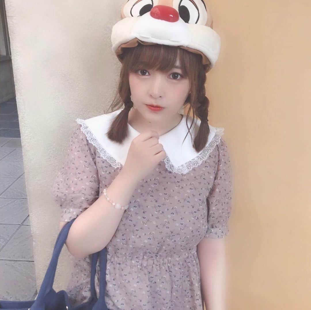 椎名あつみさんのインスタグラム写真 - (椎名あつみInstagram)「やっと念願の 夏ディズニー☺️💓💓 今年の夏の目標は シーもランドも抽選あてて びしょびしょになるー！☺️💓 夏ディズニーのだいごみだよね☺️ 動画もたくさんとれたので YouTubeにアップします✨☺️ シェイブアイスおいしかったなあ。  #ディズニーシー  #ディズニーコーデ  #夏ディズニー  #パイレーツサマー  #デール」7月17日 17時09分 - atsumichann