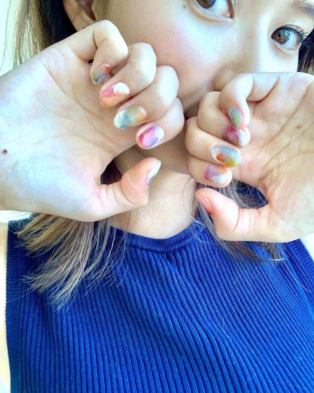 美優さんのインスタグラム写真 - (美優Instagram)「New Nail💅✨ ・ ・ お任せで大人カラフルにしてもらいました🖐✨ ちょっぴりホワイトが入るだけで夏っぽくていいね☀️ ・ ・ #nail #ネイル #lapilie  担当は @tsubasa_by_dlaw.lapilie ちゃんだよ😁」7月17日 17時10分 - miyu11_20