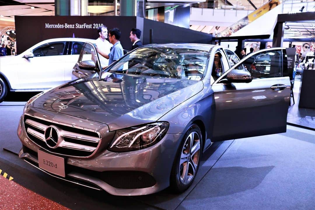 Mercedes-Benz Thailandさんのインスタグラム写真 - (Mercedes-Benz ThailandInstagram)「ภาพบรรยากาศของยนตรกรรมจาก Mercedes-Benz และ Mercedes-AMG ที่มารวมตัวกัน พร้อมให้คุณได้สัมผัสอย่างใกล้ชิดในงาน Mercedes-Benz StarFest 2019 ณ ศูนย์การค้าเซ็นทรัลเวิลด์ พร้อมรับข้อเสนอสุดพิเศษได้แล้ววันนี้ ตั้งแต่วันที่ 17 ก.ค. 2562 – 22 ก.ค. 2562  ข้อมูลเพิ่มเติม คลิก https://www.mercedes-benz.co.th/StarFest2019  #StarFest2019 #MercedesBenzStarFest2019 #MercedesBenz #MercedesBenzThailand」7月17日 17時11分 - mercedesbenzthailand