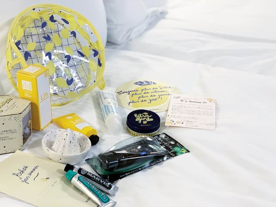 のインスタグラム：「７月のMy Little Box  @my_little_box_japan 🎁💕﻿﻿﻿ ﻿﻿﻿ ７月のBoxのテーマは【Refresh your summer】🍋🌻🌈﻿ ﻿ ﻿﻿﻿﻿﻿疲れもストレスも吹き飛ぶような、フレッシュでエネルギーに満ちたBoxだよっ🎁﻿ ﻿﻿﻿ ﻿﻿ いつものBoxと違うから、開けてびっくり！﻿ 可愛いレモン柄のクリアポーチに入って届いたよ🍋🍋﻿ ﻿ ﻿﻿ DR. BOTANICALS﻿  @dr.botanicals の Dボタニカル オールインワンバターと﻿ EVITA﻿のエビータ ボタニバイタル モイストウォーターシールドUV、﻿ amenimo﻿  @amenimo2018 の H2O balance care hair mask﻿ MARVIS﻿  @marvisjapan の デンタルペーストが入ってたよ♡﻿ ﻿ 他にもレモネードメイカーやジェルアイパッドの夏を楽しむ小物も盛りだくさん💕💕﻿ ﻿ ﻿﻿ 毎月「何が入ってるんだろう♡」ってワクワク出来るMy Little Box🎁﻿﻿﻿﻿﻿﻿﻿ ﻿﻿﻿﻿﻿﻿﻿ 気心知れた女友達からのプレゼントみたいに﻿﻿﻿﻿﻿﻿﻿ テンションが上がる豪華なBoxや、自分ではなかなか冒険出来ないコスメに出会えるステキなBoxばかり♡﻿﻿﻿﻿﻿﻿﻿ ﻿﻿﻿﻿﻿﻿﻿ ﻿﻿毎月届くのが楽しみなんだ😆✨✨﻿ ﻿﻿﻿﻿﻿﻿ ﻿﻿﻿﻿﻿﻿﻿﻿ #マイリトルボックス﻿﻿﻿﻿﻿﻿﻿﻿ #mylittlebox ﻿﻿﻿﻿﻿﻿﻿﻿ #サプライズボックス﻿﻿﻿﻿﻿﻿﻿﻿ #コスメ #コスメ好き﻿﻿﻿﻿﻿﻿﻿﻿ #美容インフルエンサー﻿﻿﻿﻿﻿﻿﻿﻿ #インフルエンサー﻿ #drbotanicals#evita#amenimo﻿ #MARVIS#ビニールバッグ﻿ #beauty#美容マニア﻿ #コスメ好きさんと繋がりたい﻿﻿﻿﻿﻿﻿ #おしゃれさんと繋がりたい﻿﻿﻿﻿﻿﻿ #コスメレポ#コスメ購入品」