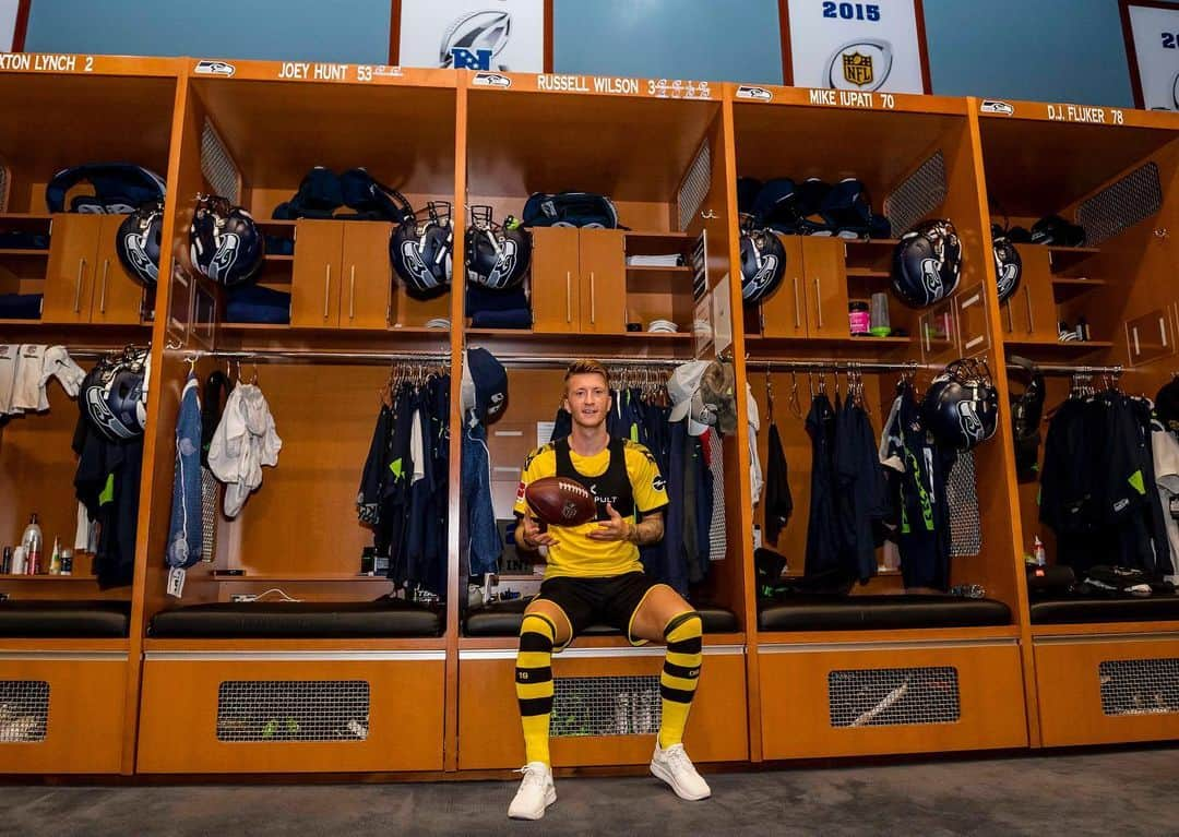 ボルシア・ドルトムントさんのインスタグラム写真 - (ボルシア・ドルトムントInstagram)「💪 Exploring the @seahawks locker room with @marcinho11! 🏈  #bvbusa #bvb09 #bvb #usa #borussiadortmund #seahawks #seattle」7月17日 17時16分 - bvb09