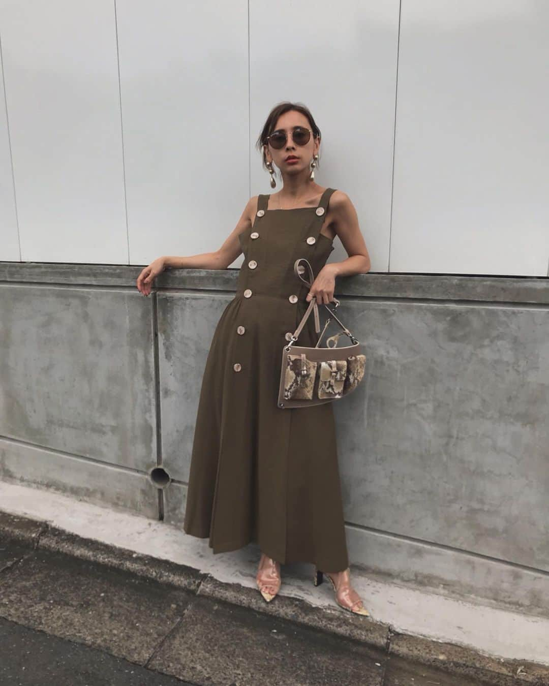 黒石奈央子さんのインスタグラム写真 - (黒石奈央子Instagram)「あめりふく . BUTTON MOTIF APRON  DRESS ¥18500+tax 7/19 . ビンテージ風ボタンが可愛い夏ワンピース👗中にtsを着てもokだよ！  @ameri_shinjuku @amerivintage @ameri_daikanyama @ameri.shinsaibashi #ameri#amerivintage #fashion #coordinate#ootd#outfit#osanposnap #705_outfit #大人ファッション #大人コーディネート #大人スタイル #modestyle #modefashion#modecasual」7月17日 17時16分 - blackstone705