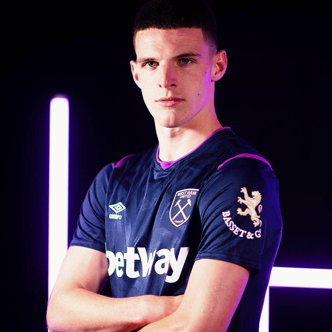 UMBROさんのインスタグラム写真 - (UMBROInstagram)「The @westham 3rd Kit for 19/20 is out now. It will be worn in today’s #PLAsiaTrophy friendly match against #MCFC. . . . . #umbro #umbrofootball #westham #westhamunited #hammers #premierleague」7月17日 17時18分 - umbro