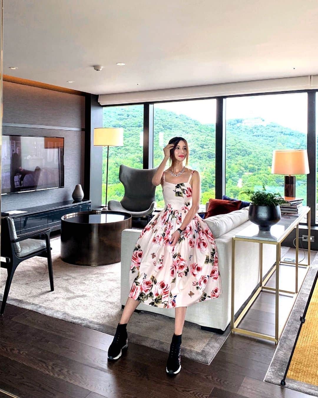 のインスタグラム：「Break, the first day at a suite @grandhyatt seoul, Korea.  What a sunny and beautiful weather it is!  Should I go and read a book at the pool? ☀️⛱🏊🏻‍♀️📖🥤」