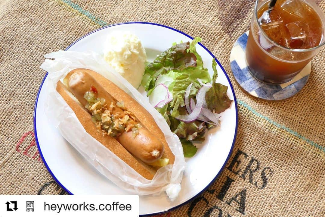 HeyCoffeeさんのインスタグラム写真 - (HeyCoffeeInstagram)「. 🌭🌭🌭🌭HEYS HOTDOG 2019 START🌭🌭🌭🌭 . こんばんわー、店主ゆかです！ やっと夏ぽくなりましたねー、うれしい！ 店主ゆかも夏モードに髪をチェンジしました笑 . それはさておき、明日から9月中旬までこのシーズンやってきました［HEYS HOTDOG］ . 今年は9月中旬まで販売予定です。 さらに今年はこのホットドッグ販売期間は毎日11:00よりクローズまでビール販売解禁いたします。 . ビールはメーカーがちょくちょく変わる予定ですがスタートアップは静岡県、沼津の#bairdbeer さんのクラフト3種とハートランドでご用意してます。 . 四国のTSUMABEは8月後半登場予定です🦅 . また8/3戸田橋花火大会の日は昨年大混雑してしまったため花火大会の日の予約販売を後日受付開始いたします。 花火大会の日はビールとホットドッグでお友達やゲスト迎えてはいかがですかー？ . 明日はこちらのホットドッグの準備の為オープンは10:00からとなります。 10:00-11:00まではそのほかのメニューをご利用ください。 朝は仕込みをさせてもらってますのでご容赦ください。 . ﻿﻿ SCHEDULE﻿﻿﻿﻿ ﻿﻿ 7/18 thr﻿ Hey’s HOTDOG 2019販売スタート﻿ ﻿ 7/21 sun  17:30-19:30﻿ オトナバリスタクラブ﻿ 受付中﻿ ﻿ ﻿﻿ ﻿﻿﻿ #HeyCoffee #コーヒー #specialtycoffeeshop  #さいたまカフェ #戸田市 #戸田公園 #埼京線カフェ  #カフェ巡り #タマゴサンド  #朝ごはん食べた #朝カフェ #pourover #hotdog」7月17日 17時24分 - heycoffee.jp