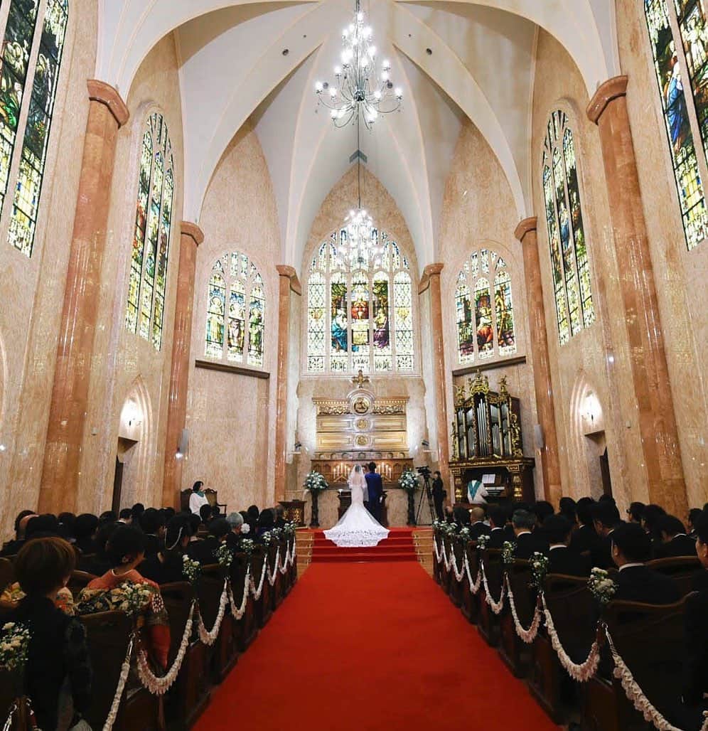 マリエカリヨン名古屋さんのインスタグラム写真 - (マリエカリヨン名古屋Instagram)「@marieecarillon . バージンロードに上品に映える マーメイドドレス姿の花嫁さま＊* 荘厳な大聖堂で、 幸せに包まれた結婚式となりました。 . ------------------ . ▼ブライダルフェアは インスタのTOPからご予約が出来ます⚐ ＞＞＞ @marieecarillon . @marieecarillonをフォローして #マリエカリヨン  #マリエカリヨン名古屋 のハッシュタグをつけて お写真を投稿してみてくださいね✳︎ . こちらの公式IG（@marieecarillon） で取り上げさせていただきます♡ . #マリエカリヨン #マリエカリヨン名古屋 #dress #nagoya #wedding #weddingdress #weddingparty #ウェディングドレス #カラードレス #ウェディングレポ #チャペル #プレ花嫁 #ブライダルフェア #卒花 #披露宴 #結婚式準備 #日本中のプレ花嫁さんと繋がりたい #nagoya #結婚式 #結婚式場 #東海花嫁 #名古屋花嫁 #2020春婚 #2019夏婚 #2019秋婚 #2019冬婚 #マーメイドドレス #大聖堂」7月17日 17時28分 - marieecarillon