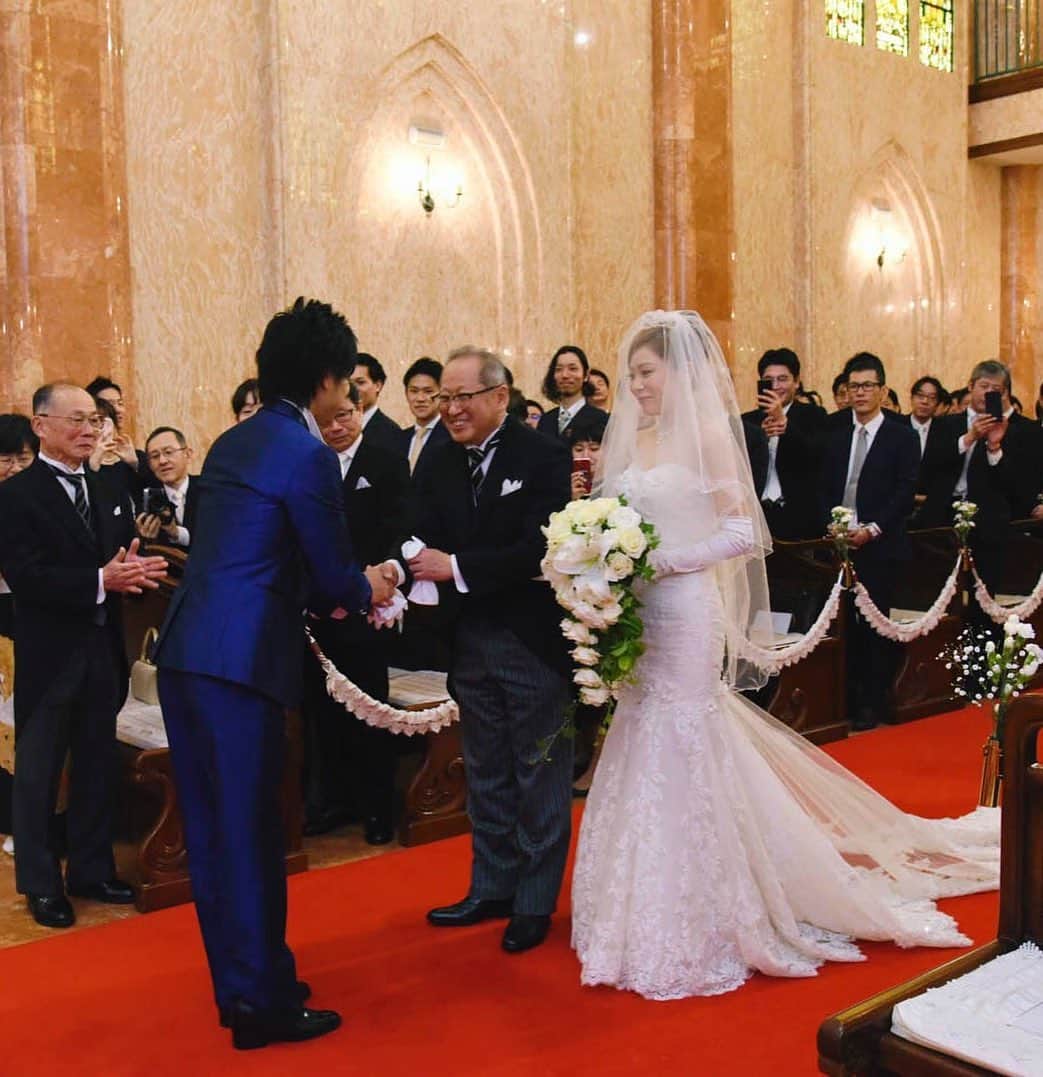 マリエカリヨン名古屋さんのインスタグラム写真 - (マリエカリヨン名古屋Instagram)「@marieecarillon . バージンロードに上品に映える マーメイドドレス姿の花嫁さま＊* 荘厳な大聖堂で、 幸せに包まれた結婚式となりました。 . ------------------ . ▼ブライダルフェアは インスタのTOPからご予約が出来ます⚐ ＞＞＞ @marieecarillon . @marieecarillonをフォローして #マリエカリヨン  #マリエカリヨン名古屋 のハッシュタグをつけて お写真を投稿してみてくださいね✳︎ . こちらの公式IG（@marieecarillon） で取り上げさせていただきます♡ . #マリエカリヨン #マリエカリヨン名古屋 #dress #nagoya #wedding #weddingdress #weddingparty #ウェディングドレス #カラードレス #ウェディングレポ #チャペル #プレ花嫁 #ブライダルフェア #卒花 #披露宴 #結婚式準備 #日本中のプレ花嫁さんと繋がりたい #nagoya #結婚式 #結婚式場 #東海花嫁 #名古屋花嫁 #2020春婚 #2019夏婚 #2019秋婚 #2019冬婚 #マーメイドドレス #大聖堂」7月17日 17時28分 - marieecarillon