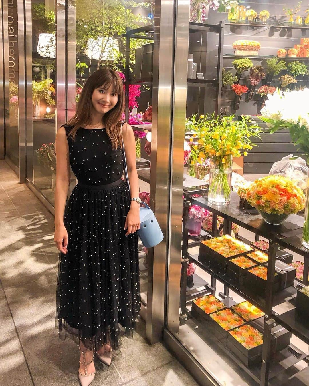 一木美里さんのインスタグラム写真 - (一木美里Instagram)「This dream dress made by #eimyistoire 🖤A party was in #joelrobuchon French restrant,I brought a cute blue one made in 🇫🇷 ❤️ . パーティへ、フレンチレストランだったので 🇫🇷ブランドのバッグと一緒に❤︎お弁当箱みたいだねって言われるけど可愛くてここ数年のお気に入り😂❤︎ . dress @eimyistoire_official  bag @perrinparis  shoes @maisonvalentino .  #partydress#party#coordinate#outfit#ドレス#コーデ」7月17日 17時32分 - misato_ichiki