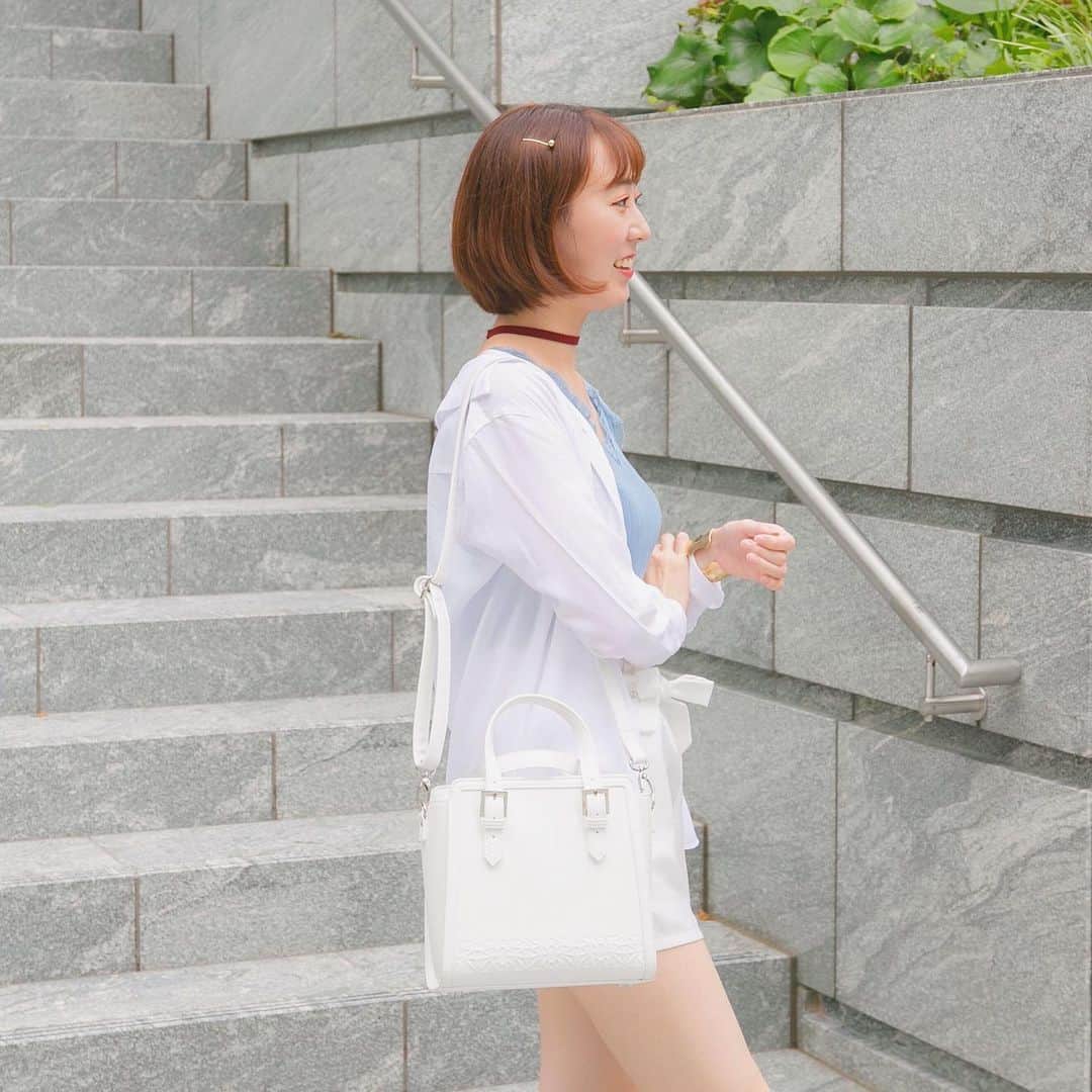 SuperGroupiesのインスタグラム：「💎💎💎 ⠀⠀⠀⠀⠀⠀⠀ ⠀⠀⠀⠀⠀⠀⠀ ⠀⠀⠀⠀⠀⠀⠀ ──────────────────────﻿ 💎 𝓣𝓸𝓭𝓪𝔂’𝓼 𝓘𝓽𝓮𝓶 💎 Detective Conan Collaboration Series Kid the Phantom Thief model / #bag ──────────────────────﻿ ⠀ ⠀⠀⠀⠀⠀⠀⠀ キッド様をイメージした#アニメバウンド コーデ、 いかがでしたか？😆💕 ⠀⠀⠀⠀⠀⠀⠀ 皆さんもクローゼットの中から白い服を集めたら 簡単にできちゃうかもしれません！👀 ⠀⠀⠀⠀⠀⠀⠀ ⠀⠀⠀⠀⠀⠀⠀ 只今開催中の#アニメバウンド キャンペーン第7弾では こちらのバッグをプレゼントします🎁⠀ ぜひ#アニメバウンド をやってみて #怪盗キッド モデルのバッグを当てよう！  詳細をCHECK 💓 ⠀⠀⠀⠀⠀⠀⠀ ⠀⠀⠀⠀⠀⠀⠀ 🔻🔻🔻 ⠀⠀⠀⠀⠀⠀⠀ ⠀⠀⠀⠀⠀⠀⠀ 🌈アニメバウンドキャンペーン第7弾開催🌈﻿ ⠀⠀⠀⠀⠀⠀⠀ 🤔：#アニメバウンド って何？ 💁🏻‍♀️：アニメ、ゲームキャラクターの服装を連想させるコーディネートのこと！👗👠👜 ⠀⠀⠀⠀⠀⠀⠀ ⠀⠀⠀⠀⠀⠀⠀ 🧐：#アニメバウンド ってコスプレと何が違うの？ 💁🏻‍♀️：キャラクターの衣装をそのまま再現するのではなく、あくまで「日常でのファッションスタイル」としてコーデするのがPoint！✨ ⠀⠀⠀⠀⠀⠀⠀ ⠀⠀⠀⠀⠀⠀⠀ 自分の私服でどうコーデするのか考えるのが とっても楽しいです！👀 ⠀⠀⠀⠀⠀⠀ ⠀⠀⠀⠀⠀⠀⠀ 当店では「#アニメバウンド キャンペーン第7弾」を開催中！ ⠀⠀⠀⠀⠀⠀⠀ 今は売り切れになってしまった商品を含め、 豪華なプレゼントが当たるので ぜひ参加してみてください🎁💕 ⠀⠀⠀⠀⠀⠀⠀ ＝＝＝＝＝＝＝＝＝＝＝＝＝＝＝＝＝＝＝＝＝＝＝﻿ 🎁プレゼント商品🎁﻿ ※投稿の際に必ずご希望のモデルを記載してください。⠀ ◆ヘタリア World☆Stars ①イギリスモデル [#バッグ]  ②アメリカモデル [#リュック] ⠀⠀⠀⠀⠀⠀⠀ ◆カードキャプターさくら ③ステラミルフィーユモデル [#かごバッグ] ◆アイドリッシュセブン ④二階堂大和モデル [#ショルダーバッグ]  ⑤逢坂壮五モデル [#長財布] ⠀⠀⠀⠀⠀⠀⠀ ◆名探偵コナン ⑥怪盗キッドモデル [#ショルダーバッグ] ⠀⠀⠀⠀⠀⠀⠀ ◆刀剣乱舞-ONLINE- ⑦加州清光モデル [#袱紗] ⑧三日月宗近モデル [#ショルダーバッグ] ＝＝＝＝＝＝＝＝＝＝＝＝＝＝＝＝＝＝＝＝＝＝＝﻿ ⠀⠀⠀⠀⠀⠀⠀ ﻿ ─────────────────────﻿ ↓応募方法はこちら↓﻿ ☑️SuperGroupies 公式アカウント（ @supergroupies ）をフォロー﻿ ☑️アニメバウンドを投稿﻿ （着て撮っても、置いて撮ってもOK！）﻿ ※キャラクターは問いません。プレゼント商品のタイトル以外でも構いません。﻿ ☑️キャプションに「#アニメバウンド / 希望のモデル」を記載﻿ ─────────────────────﻿ ﻿ ※期間中、何回でも投稿してOKです💜﻿ ﻿ ﻿ 応募期間は7月31日（水）まで！﻿ たくさんのご応募お待ちしております👏﻿ ﻿  #アニメバウンド の例が気になる方は、 過去の「#アニメバウンド キャンペーン第7弾」バナーの投稿をぜひチェック✅してみてください！  ハッシュタグ #アニメバウンド で検索🔎すると 過去参加してくださった方々の例も見れるので そちらもぜひ参考にしてみてください🤭💡 ⠀⠀⠀⠀⠀⠀⠀ ⠀⠀⠀⠀⠀⠀⠀ #supergroupies #anime #japaneseanime #スーパーグルーピーズ #アニメ #アニメコラボ #コラボグッズ #ファッションにアニメを #アニメグッズ #animebound #アニメ好き #スパグルプレゼント #プレゼントキャンペーン #怪盗キッド #紺青の拳 #コナングッズ #コナン映画 #白コーデ #なりきりコーデ #detectiveconan #CaseClosed #KaitoKid」