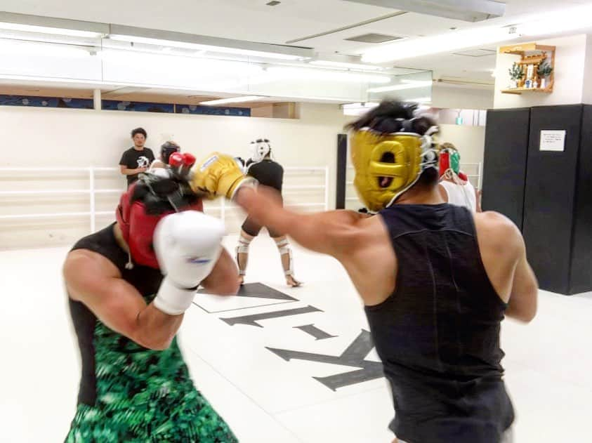 山崎秀晃さんのインスタグラム写真 - (山崎秀晃Instagram)「K-1大阪組🥊 毎週スパーの日は緊張するけど勉強になります🙏 追い込み残り1カ月‼︎全員でやり切ります🤜🤛 #k1大阪 #k1 #krest #sparring #亮さんは暴力 #1000投稿目#いつもコメントいいねありがとうございます」7月17日 17時34分 - hideaki1987