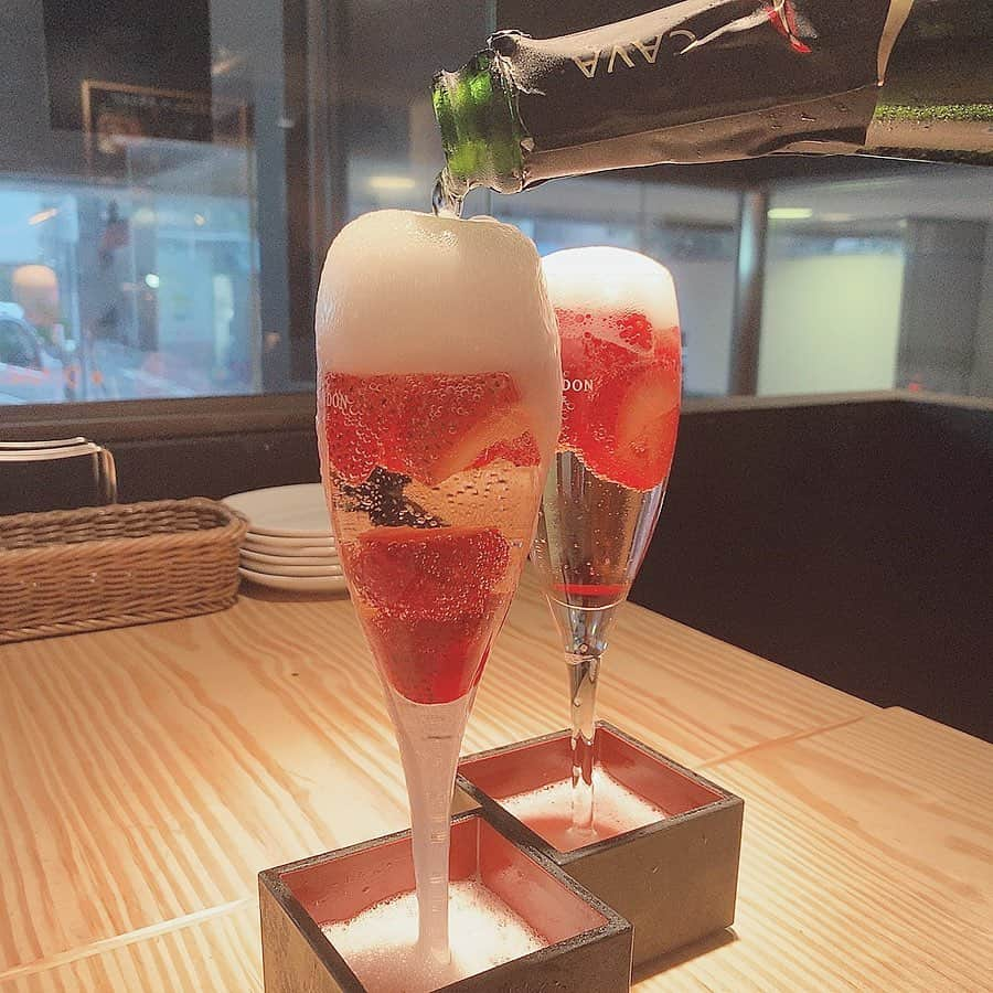 矢田伶華さんのインスタグラム写真 - (矢田伶華Instagram)「昨日は恵比寿ごはん🍾🥂 . トリュフのオムレツおいしかった〜♡ ふわとろで感激した！！ . いちごのシャンパンも目の前で 注いでくれて…🥂♡またいきたい☺︎ . . . #恵比寿イタリアン #イタリアン酒場近所 #恵比寿グルメ #kinjo #恵比寿ディナー . #トリュフ #ディナー #シャンパン #トリュフオムレツ #トリュフ大好き #恵比寿女子会 #pr #コラボベース . .」7月17日 17時35分 - reika_308