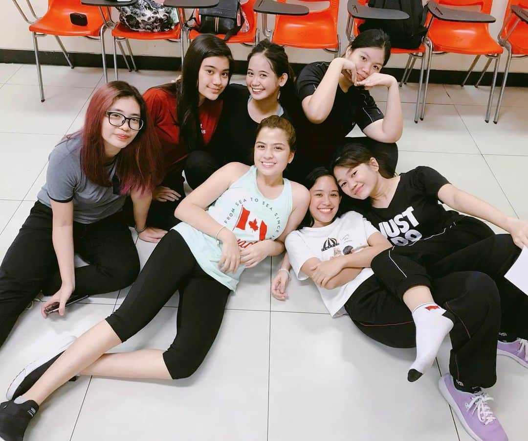 Alexa Ilacadさんのインスタグラム写真 - (Alexa IlacadInstagram)「Can't believe we're incoming 2nd year college students already 🤯 Kahit magkakahiwalay na tayo ng classes, at magkakaiba na ang schedules natin, we'll always make time for each other. We got this, guys! 🤗 (insert Cy & Justine)」7月17日 17時36分 - alexailacad