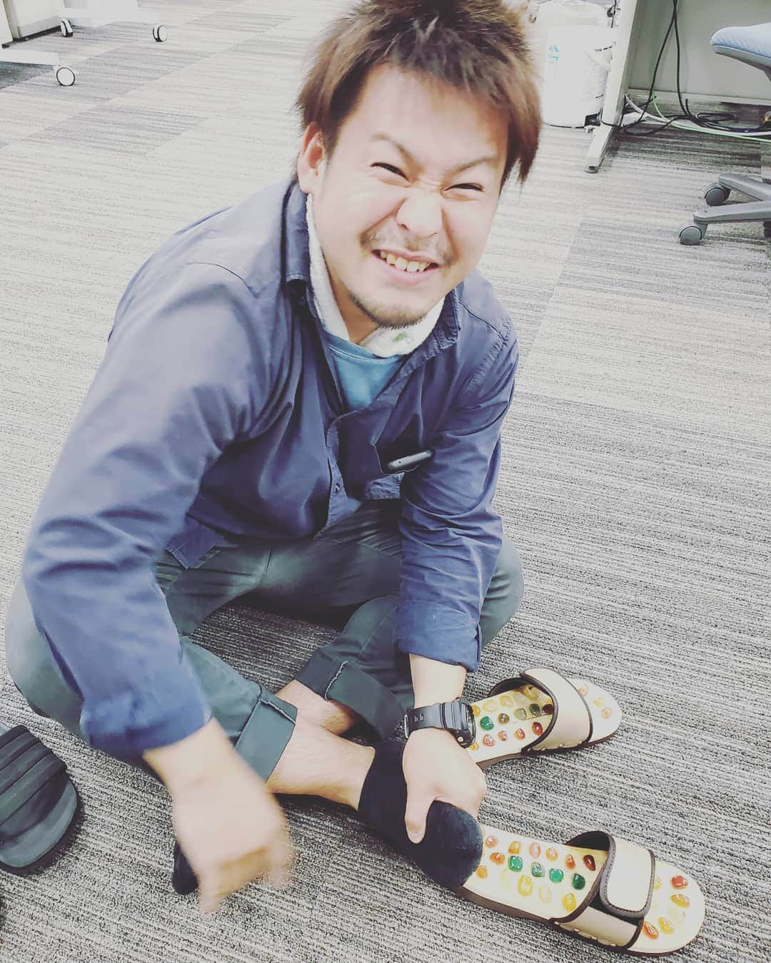 飯田嘉太さんのインスタグラム写真 - (飯田嘉太Instagram)「朝から色々な人に｢カブト筋肉痛？｣とか ｢飯田、怪我でもしたんか？｣と言われましたが 理由はコレ😂  普通の健康サンダルじゃ満足出来ず 注文したのが届きました✨  カラフルで可愛い石とは裏腹に破壊力は抜群‼笑  でも平気な人は普通に歩いていて驚きです💥  頑張って履き続けます💪  #健康サンダル #足ツボ #カラフルストーン #筋肉痛でも怪我でもない #自称 #健康好き #健康オタク なのに #激痛 #痛過ぎて内股 #痛過ぎて腰曲がる #悶絶 #石川テレビ #アナウンサー #announcer #飯田嘉太 #普通にスタスタ歩く #久保田啓介 アナ #若さって素晴らしい #最も悶絶した #カメラアシスタント」7月17日 17時36分 - kabuto_iida