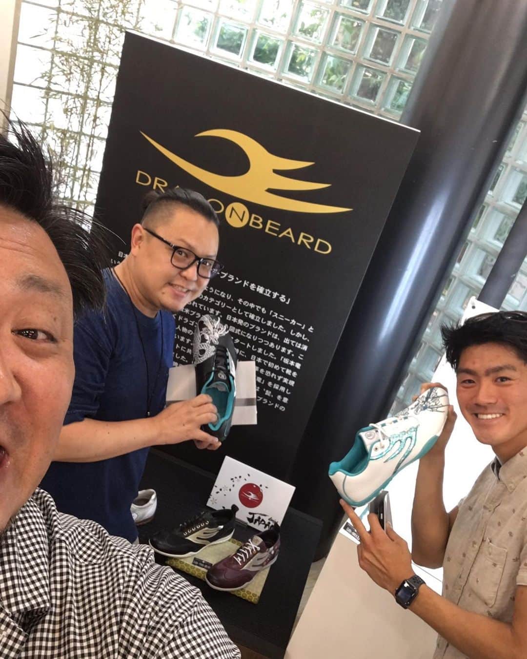 のインスタグラム：「DRAGON BEARD TOP SEVEN 2020 SPRING&SUMMER correction にお邪魔して来ました！  新しいブランドの PREMIER SEVEN+ も！！！！ 展示会は明日まで開催されてるようなので是非チェックして下さい〜  DRAGON BEARD はスタイリッシュなシューズからスニーカーまでかなりお手頃な価格でゲットできます！  僕も真矢姉さんに紹介してもらってから超リピーターです。笑  場所 : 東京都渋谷区神宮前1-9-12  ロイスダール 2F 日時 : 7月17日 水曜日 10:00 - 18:00  7月18日 木曜日 10:00 - 17:00  #DRAGONBEARD」
