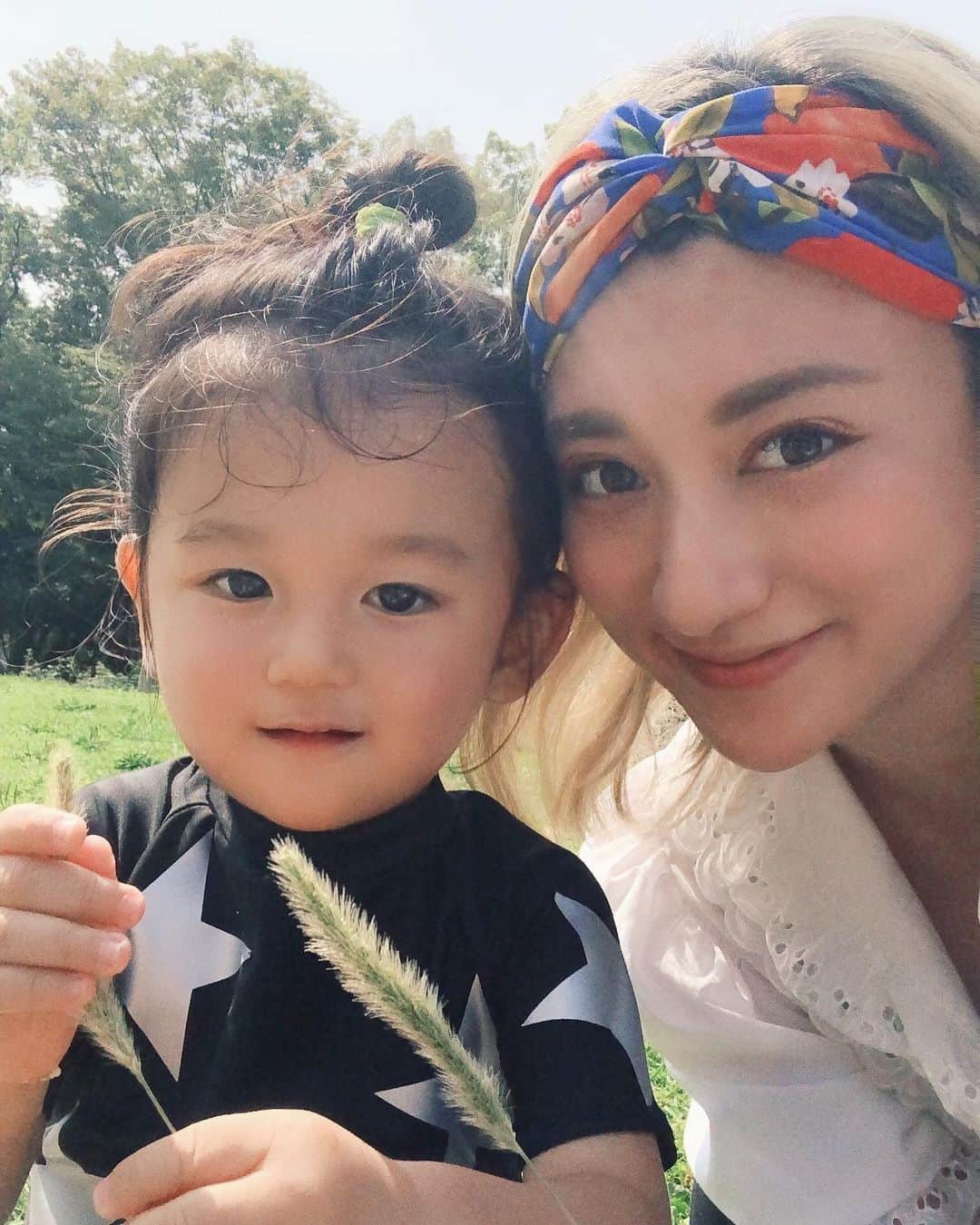のインスタグラム：「今日はあっついから、気合いで自転車乗って🚲☀️🌈👩‍👦 #靭公園 へ🌲🌲🌲 #水遊び がさせてあげたくて☺️ 今年、初の水着は @cutekids.420  の星柄セットアップ★90サイズ ぴったり着れたよ😎 しかし、楽しそうで良かった〜❤️ また行こうね〜❤️ #親子  #2歳 #2歳2ヶ月 #生後26ヶ月  #ベビー  #谷口じょあん #恕空 #親バカ #男の子 #男の子ママ #息子  #ママリ #ベビフル #コドモノ #キッズモデル #ロン毛男子 #kids #baby #babyboy  #myson #mama #mamalife  #babyphoto #babyfashion」
