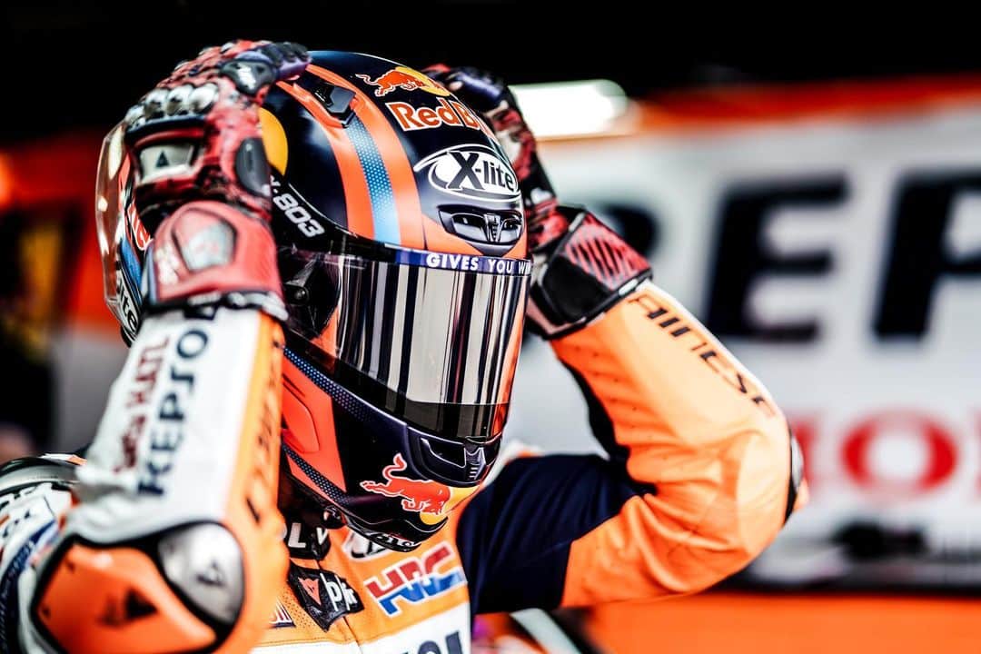 レプソル・ホンダのインスタグラム：「HRC Photographer @cormacgp • At the Sachsenring Stefan Bradl stood in for Jorge Lorenzo. It being Bradl's home race, the atmosphere around him all weekend was very positive and energetic. I noticed during Friday morning the time between the session starting and Stefan walking out to his bike, and that on the walk out he would always double check his helmet. So on Friday afternoon I tried to capture this as I thought it looked quite cool. Stefan is always very polite and aware of who is around him, and taking photographs of him he's always very accomodating, so being this close to him as he walked out of the garage could have been seen as intrusive but I was very happy with the result and he didn't mind. • 85mm, f/1.8, ISO 80」