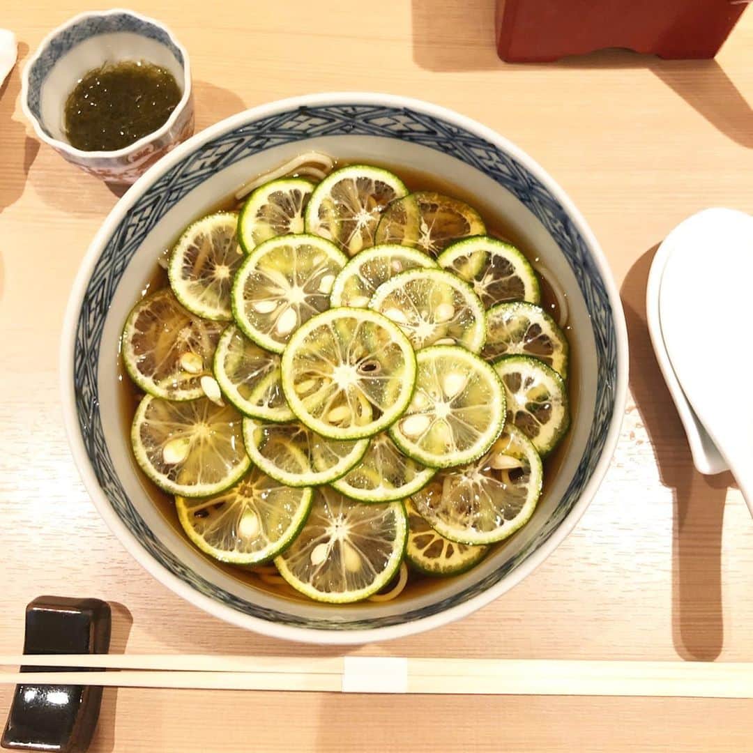 KAORI.OMURA 大村香織さんのインスタグラム写真 - (KAORI.OMURA 大村香織Instagram)「晴れましたねー☀️🙌 ・ この季節はすだち蕎麦が食べたくなりませんか？ ・ すだち蕎麦めがけて行ったお店は西麻布にあるお蕎麦の甲賀 ・ サッパリスッキリで大好きなお蕎麦です♡ ・ この日もつけていますが、最近よく着けているピアスは @spara_aco で購入したパールピアス☺︎ ・ 実は沢山大人買いしたのでまた改めてアップします☺︎ ・ 今日晴れたので嬉しすぎて… 一瞬、お茶に姫ちゃん👸と出かけました。笑 ・ ・ #すだち蕎麦#すだち #すだちそば #すだち大使 になりたい #西麻布 #徳島名産 #蕎麦 #summer#お蕎麦 #お蕎麦の甲賀 #ミシュランガイド #ミシュランガイド東京 #アラフォー#アラフォーライフ#ランチ#西麻布#ランチ#西麻布グルメ #西麻布ランチ#lunch#蕎麦屋巡り」7月17日 17時55分 - kaori.omura