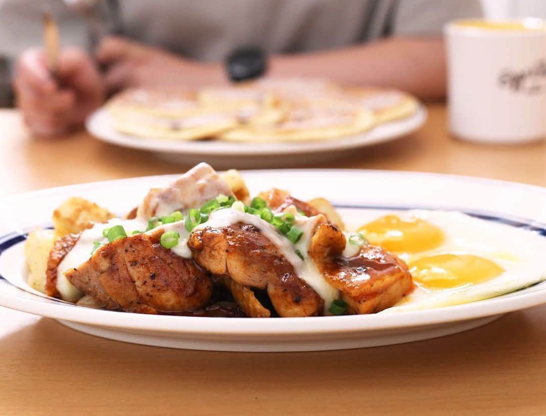 のインスタグラム：「7月16日（火）～7月31日（水）までの期間中﻿ 鉄板で焼き上げたチキンに甘辛い﻿ コチュジャンタレを絡めた﻿ ピリッと辛いフードプレートを販売します🍗🔥﻿ ﻿ たっぷりとかけたとろとろのモッツァレラチーズを合わせるとマイルドな味わいに…🥺❣️﻿ ﻿ 夏に食べたくなる旨辛メニューを﻿ ぜひ、ご賞味ください☺️👌﻿ ﻿ =================﻿﻿ ﻿﻿ 『 #チーズホットチキン＆エッグス 』﻿﻿ ﻿﻿ 販売価格：¥1,280円(税別)﻿﻿ ﻿﻿ 販売期間：7月16日（火）〜7月31日（水）﻿﻿ ﻿﻿ 取扱い店舗：Eggs 'n Things ららぽーと名古屋みなとアクルス店、Eggs 'n Things Coffee 高崎OPA店、Eggs﻿ 'n Things Coffee 柏 髙島屋 ステーションモール店では お取扱いがございません。﻿﻿ ﻿﻿ =================﻿﻿ #エッグスンシングス #エッグスン#パンケーキ#パンケーキ巡り#カフェ巡り#スイーツ#カフェ部#限定#グルメ#グルメ好き#東京グルメ﻿ #関西グルメ #チキン #チーズ#eggsnthings#eegsn#instafood#cafe#foodstagram#pancake#sweets#instafood#aloha#hawaii#sweettooth#lunch#cute#yammy#cheese」