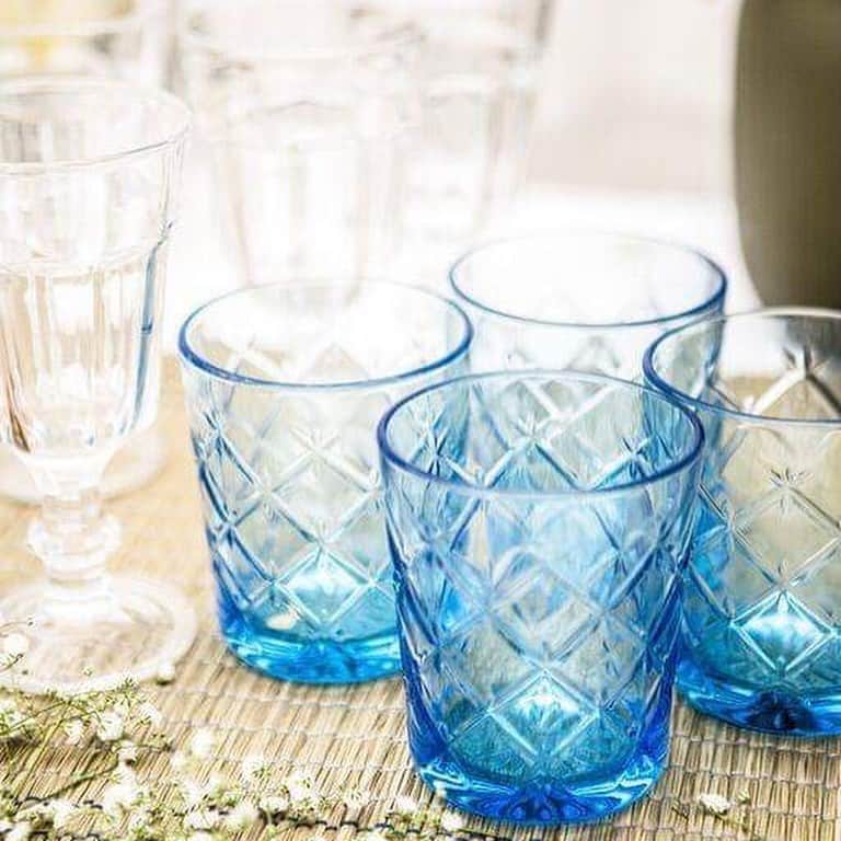 IKEA JAPANさんのインスタグラム写真 - (IKEA JAPANInstagram)「夏にぴったりのテーブルコーディネート🍴✨ ﻿ ﻿ 異素材のテキスタイルや、いろんな柄のお皿を自由に組み合わせて個性的に。﻿ シーグラスのテーブルランナーはぐっと夏らしい雰囲気を作ってくれます。 ﻿ ﻿ クリアブルーのグラスで清涼感をプラス。いつものドリンクが華やぐワイングラスもおすすめです。 ﻿ ﻿ お庭から摘んできた草花で、さりげなく自然を取り入れてみては？リボンに吊るして、季節のガーランドを作りましょう。 ﻿ ﻿ 詳しくは、プロフィールリンクのアイデアページから。 #IKEA #ikeajapan #tablecoordinate #tablesetting #イケア #イケアアイデア #くつろぎの冒険 #テーブルコーディネート #テーブルセッティング」7月17日 17時54分 - ikeajapan
