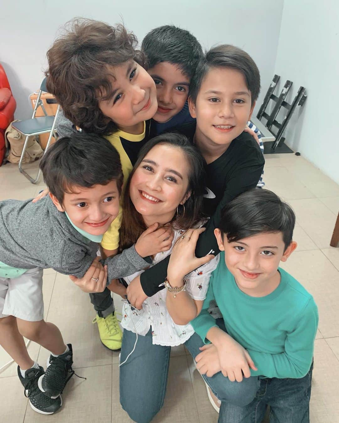 Prilly Latuconsinaさんのインスタグラム写真 - (Prilly LatuconsinaInstagram)「Mama, aku mau kembali kecil... Perasaan dulu pas aku kecil gak pernah nemuin anak seganteng mereka. #nasib  Tapi mereka percaya aku umur 13 tahun hahahahahhaha 😂」7月17日 17時55分 - prillylatuconsina96