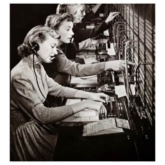 キャベジズ&ローゼズのインスタグラム：「We are sorry for the inconvenience but our phone lines are currently temporarily down and will be unavailable until Thursday afternoon ❤️ We will still be on email to answer any queries you may have and orders will be processed as normal. Thank you for your understanding 😍」
