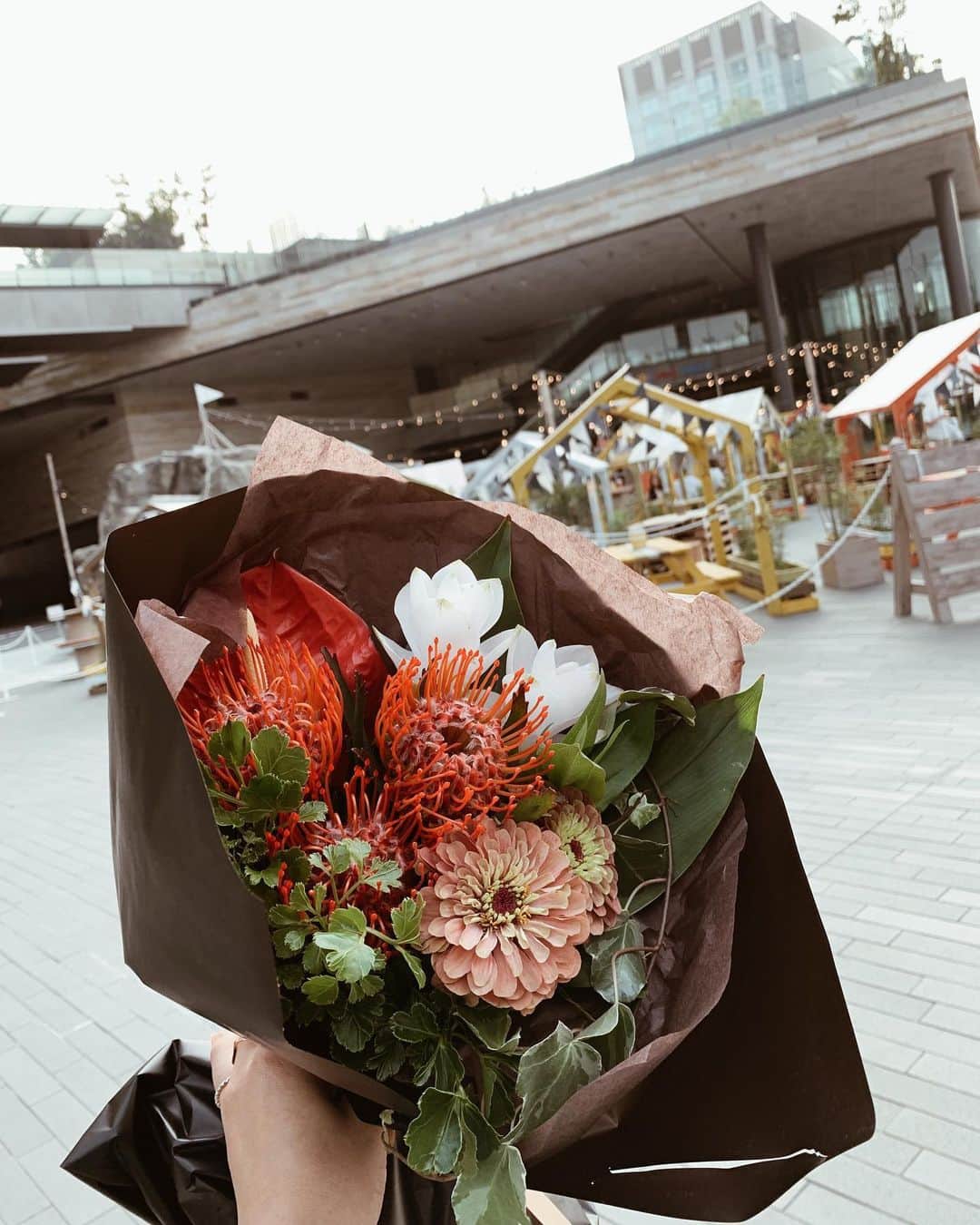 村上萌さんのインスタグラム写真 - (村上萌Instagram)「気付けば東京。今日はインタビュー撮影があって二子玉川終わり。中高時代の沿線なので、ホーム感あって嬉しい🥺！﻿ 最後に花束いただいた。﻿ 袋も付けてもらったけど、花束は抱えたい派。﻿ ﻿  #週末小ネタ帖 #二子玉川 #花束抱え族」7月17日 17時59分 - moemurakami_