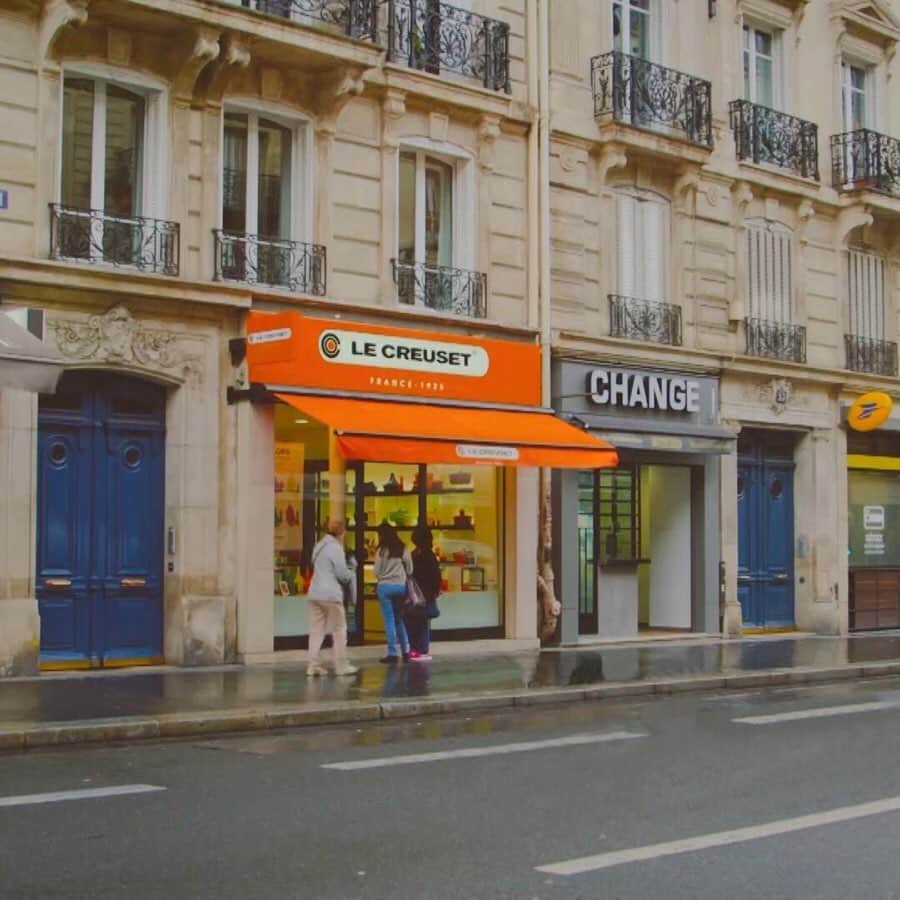 Le Creuset Japon　ル・クルーゼ ジャポンさんのインスタグラム写真 - (Le Creuset Japon　ル・クルーゼ ジャポンInstagram)「#プチパリ気分 キャンペーンにちなんで、本日はパリにあるル・クルーゼ１号店をご紹介。 パリ６区、おしゃれなブティックが軒を並べるサン・ジェルマン・デ・プレ地区に、ル・クルーゼ第１号直営店があります。美食と芸術の都と呼ばれるパリ。そんなパリの街で「見て美しい、使っておいしい」ル・クルーゼは、多くの人から愛されています。 . #ルクルーゼ #lecreuset  #プチパリ気分 #フランス #パリ #パリ祭 #クッキングラム #cookingram #手料理」7月17日 18時00分 - lecreusetjapon