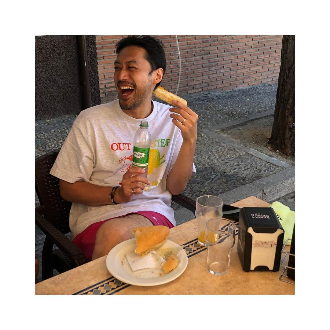 内田朝陽さんのインスタグラム写真 - (内田朝陽Instagram)「硬めのパンにチーズだけ🧀 日本人の俺にはストイックなサンドイッチなんです。  #水分持っていかれる #サンドイッチ #スペイン」7月17日 18時00分 - asahi_uchida